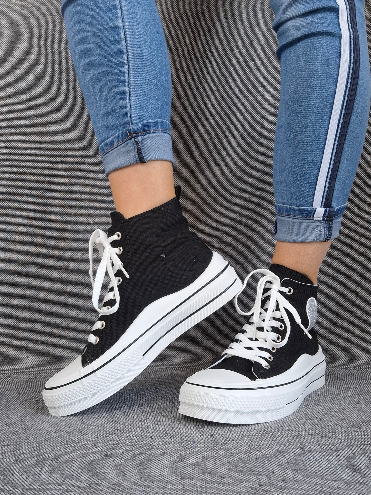 Chaussures baskets hautes noires et blanches avec motif cœur argenté style converse