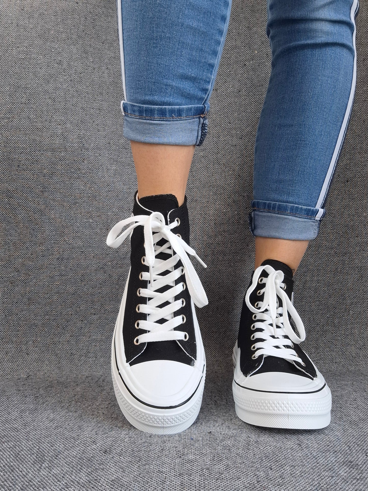 Chaussures baskets hautes noires et blanches avec motif cœur argenté style converse