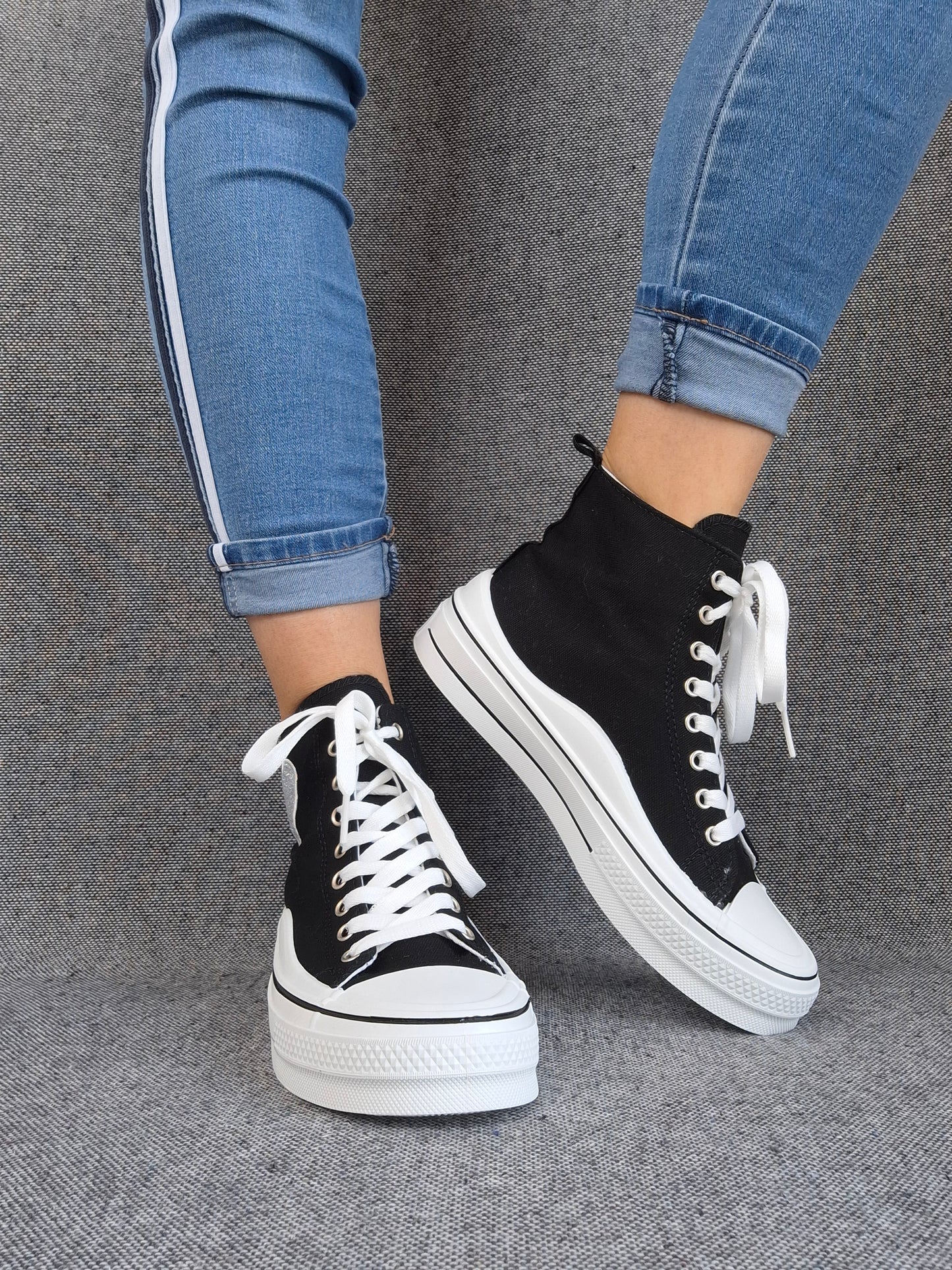 Chaussures baskets hautes noires et blanches avec motif cœur argenté style converse