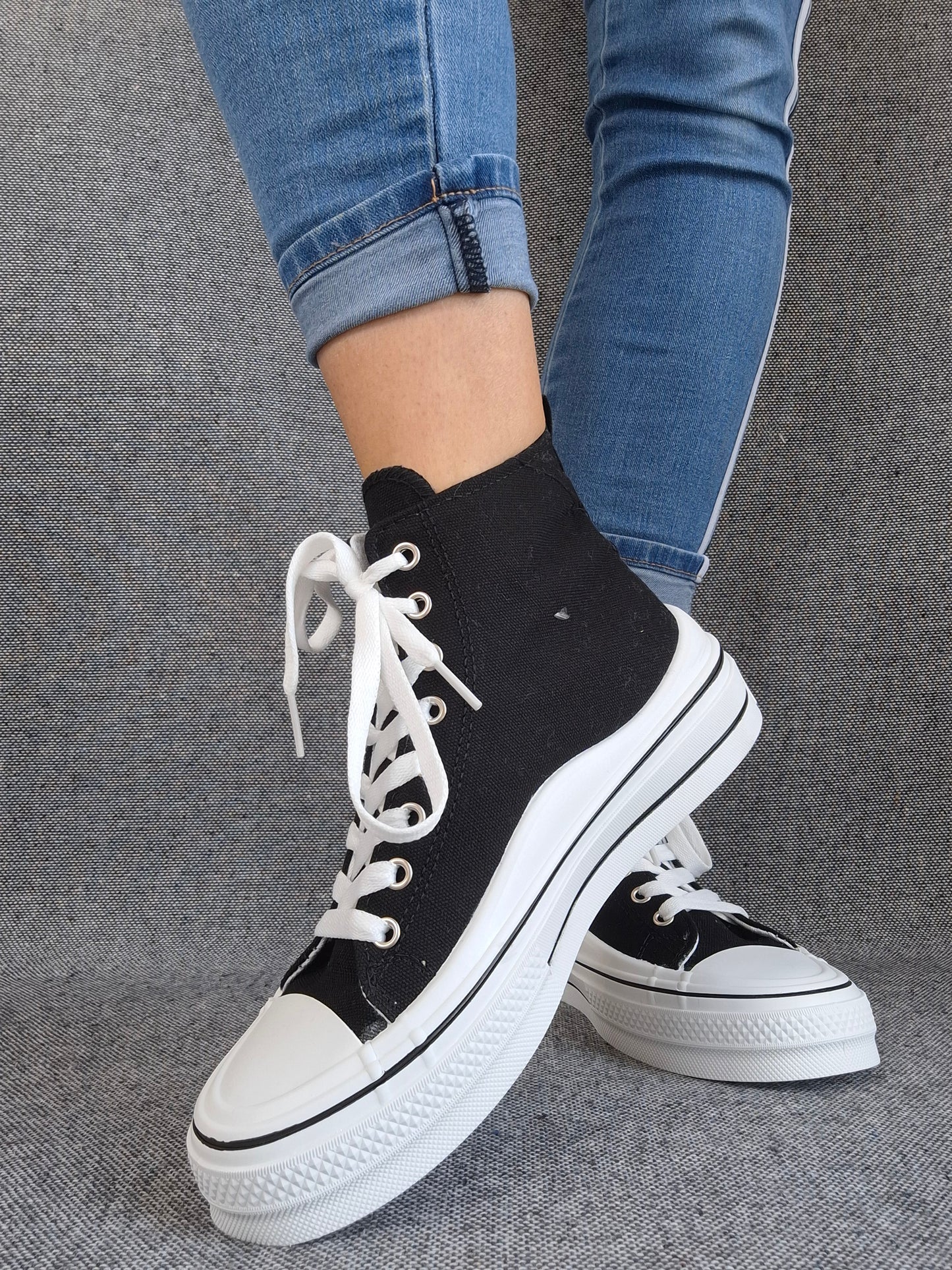 Chaussures baskets hautes noires et blanches avec motif cœur argenté style converse