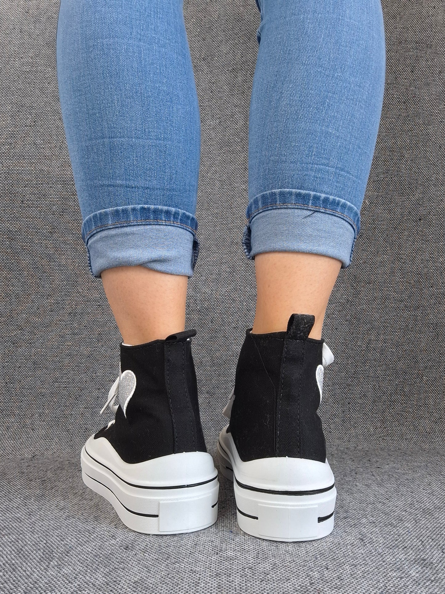 Chaussures baskets hautes noires et blanches avec motif cœur argenté style converse