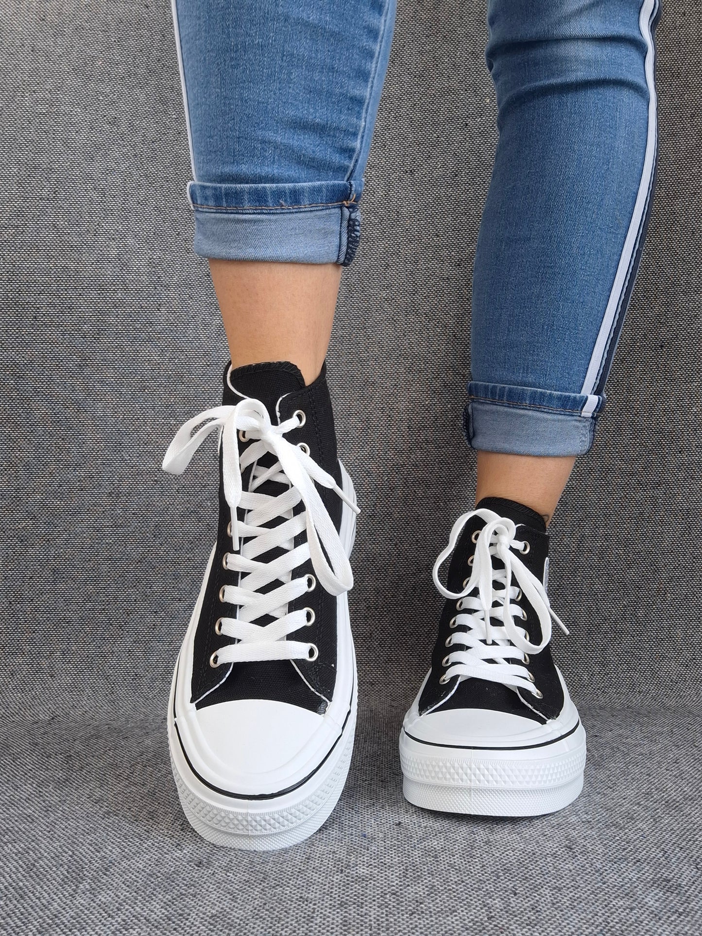Chaussures baskets hautes noires et blanches avec motif cœur argenté style converse