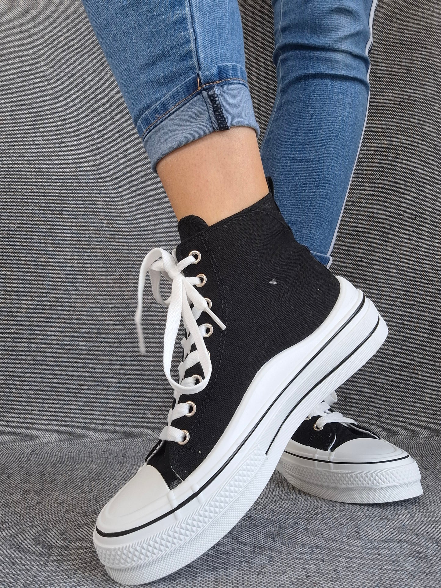 Chaussures baskets hautes noires et blanches avec motif cœur argenté style converse