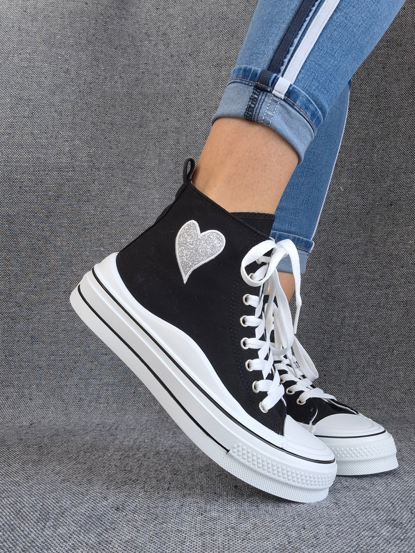 Chaussures baskets hautes noires et blanches avec motif cœur argenté style converse