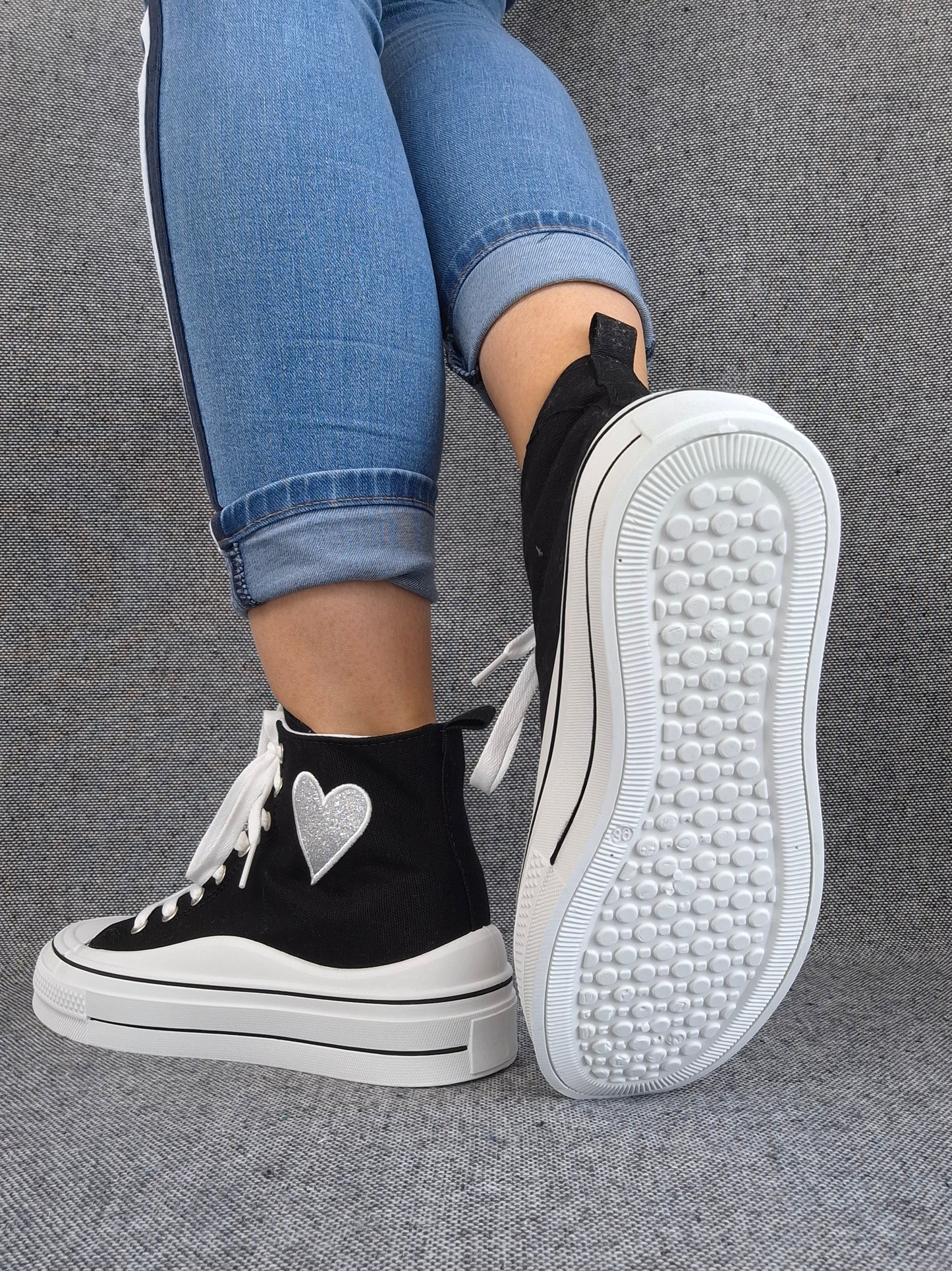 Chaussures baskets hautes noires et blanches avec motif cœur argenté style converse