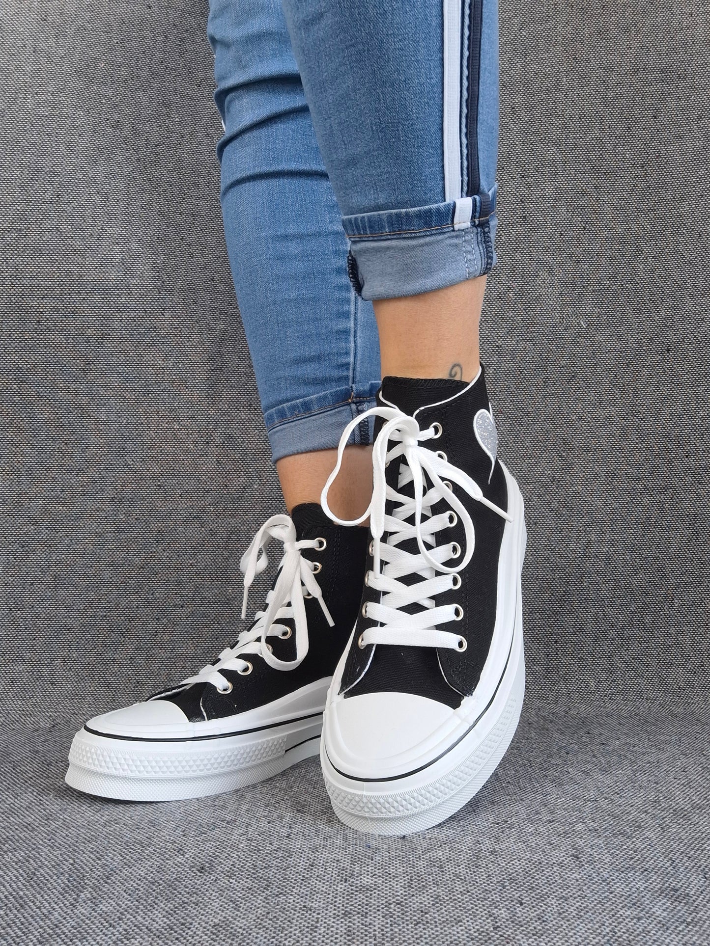 Chaussures baskets hautes noires et blanches avec motif cœur argenté style converse
