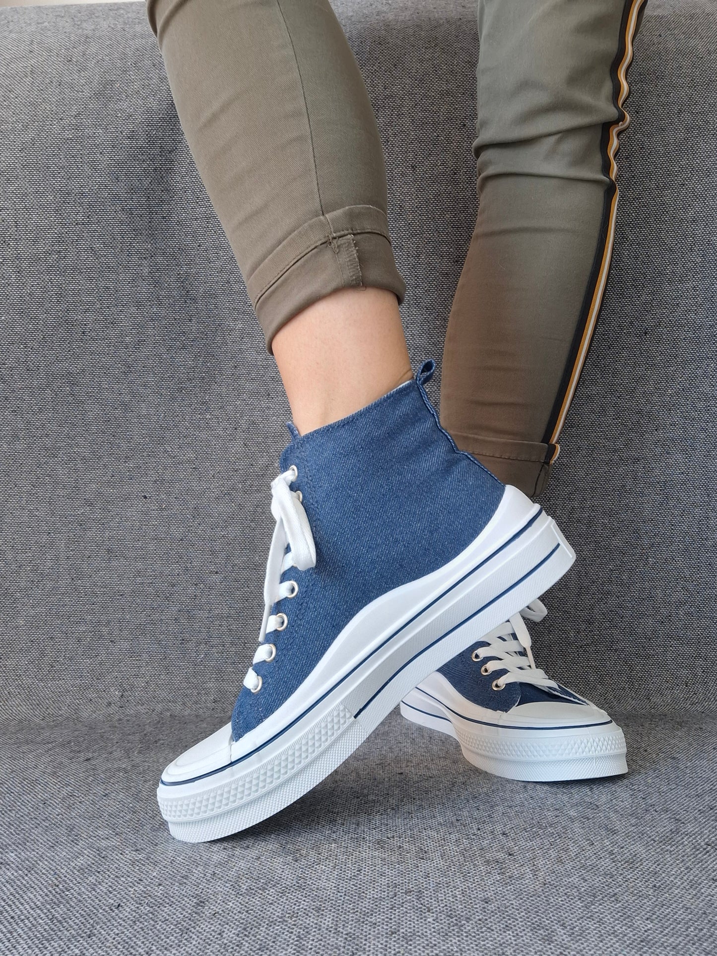Chaussures baskets hautes bleu marine avec motif cœur argenté style converse