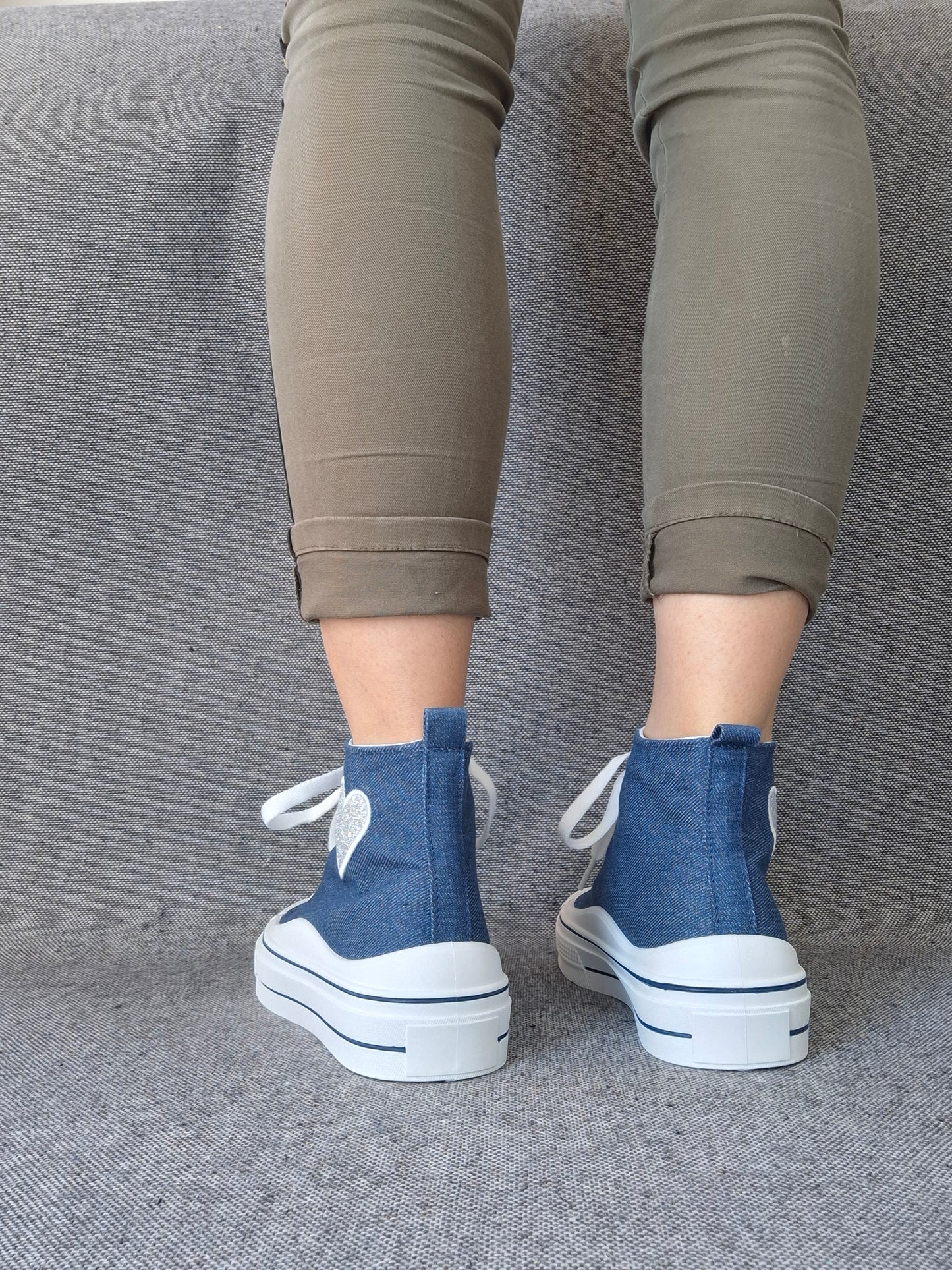 Chaussures baskets hautes bleu marine avec motif cœur argenté style converse