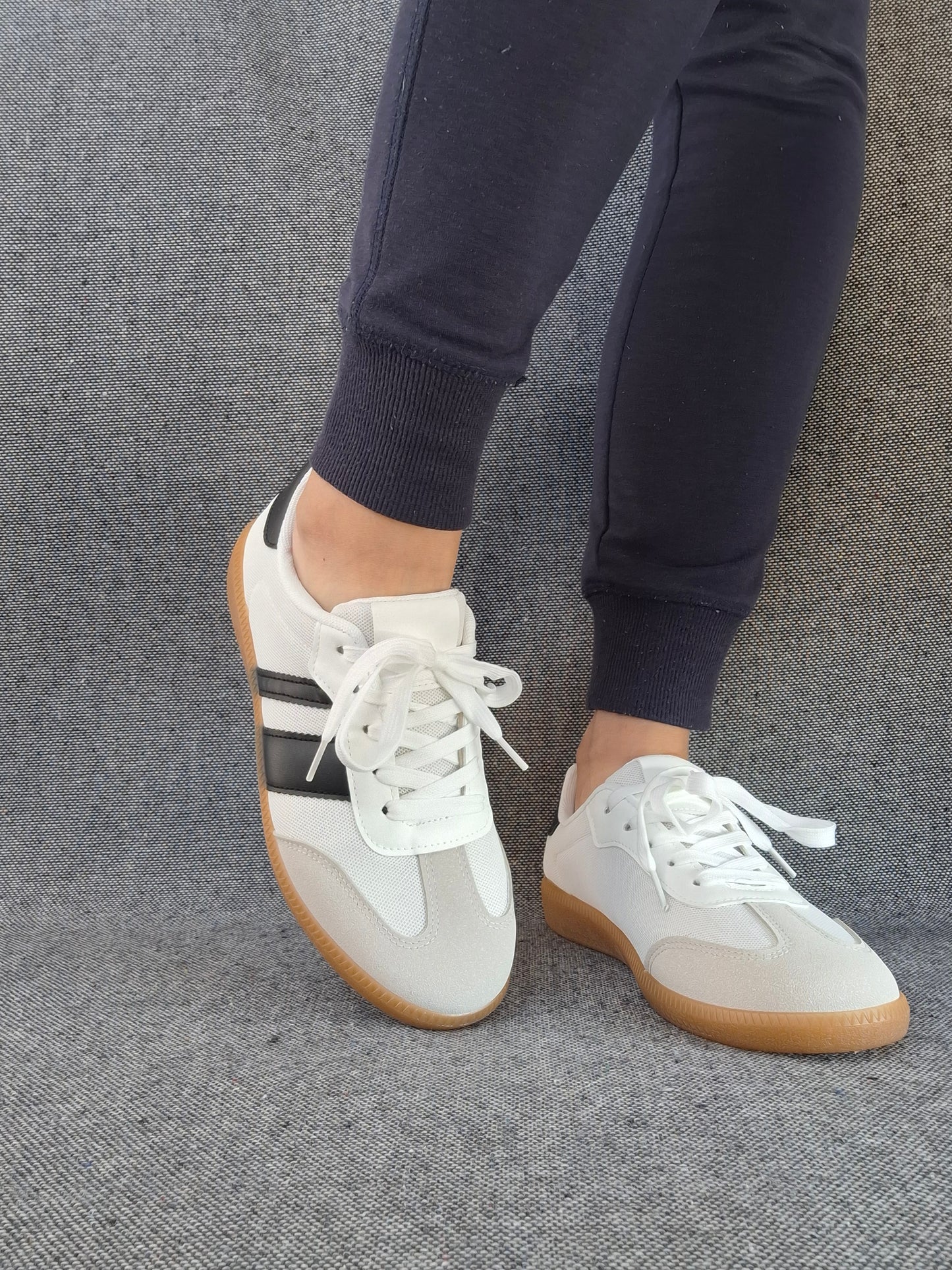 Chaussures baskets plates blanches avec bandes noires style sneakers