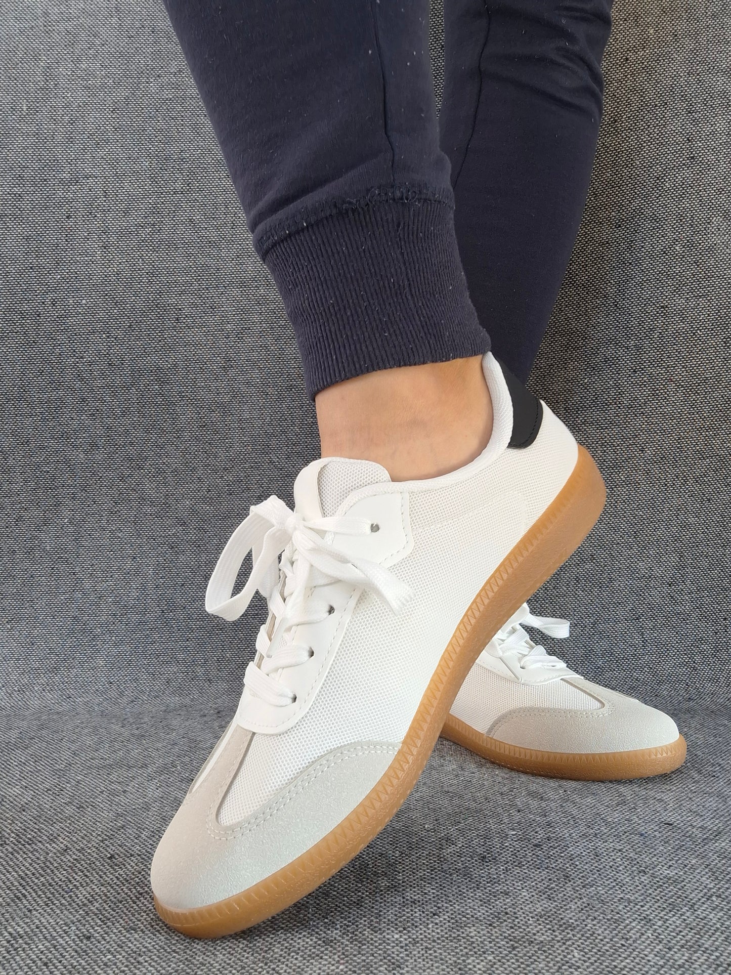 Chaussures baskets plates blanches avec bandes noires style sneakers