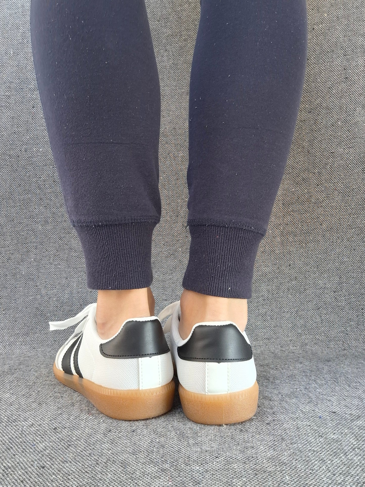 Chaussures baskets plates blanches avec bandes noires style sneakers