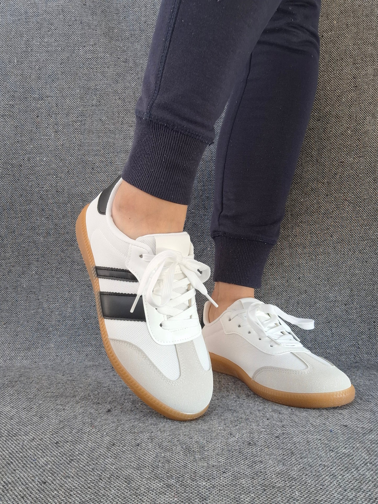 Chaussures baskets plates blanches avec bandes noires style sneakers