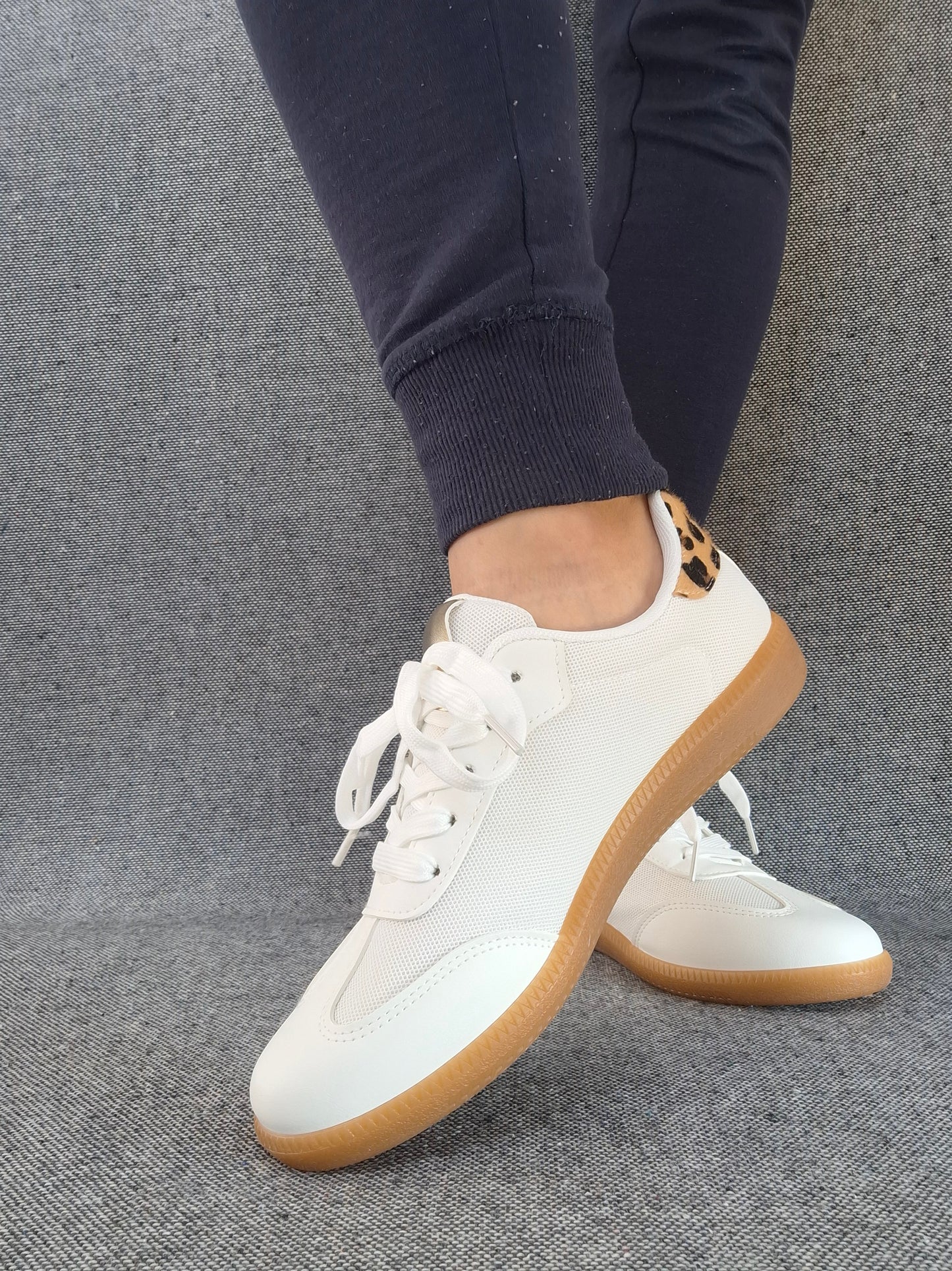 Chaussures baskets plates blanches à motif léopard style sneakers