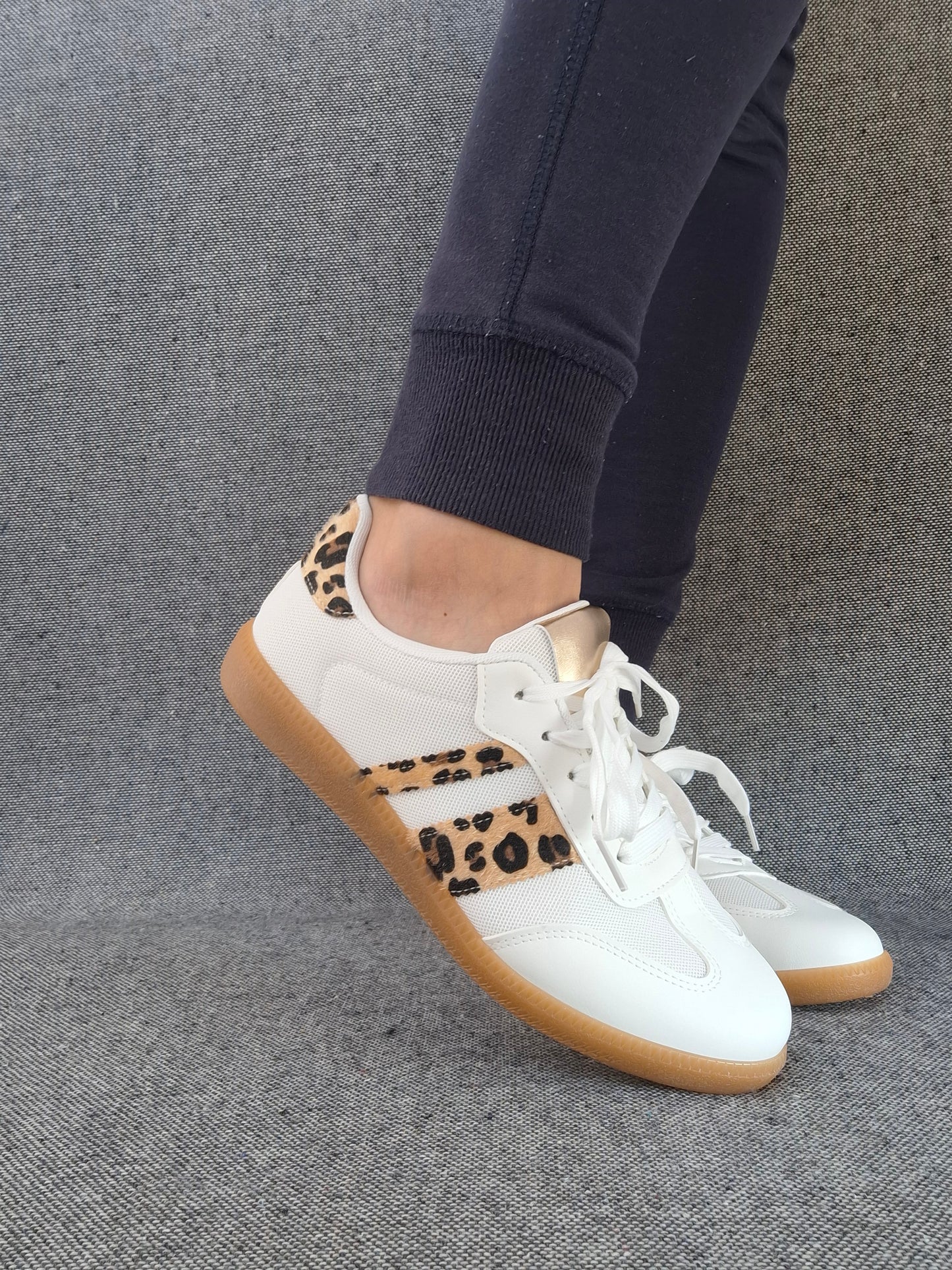 Chaussures baskets plates blanches à motif léopard style sneakers