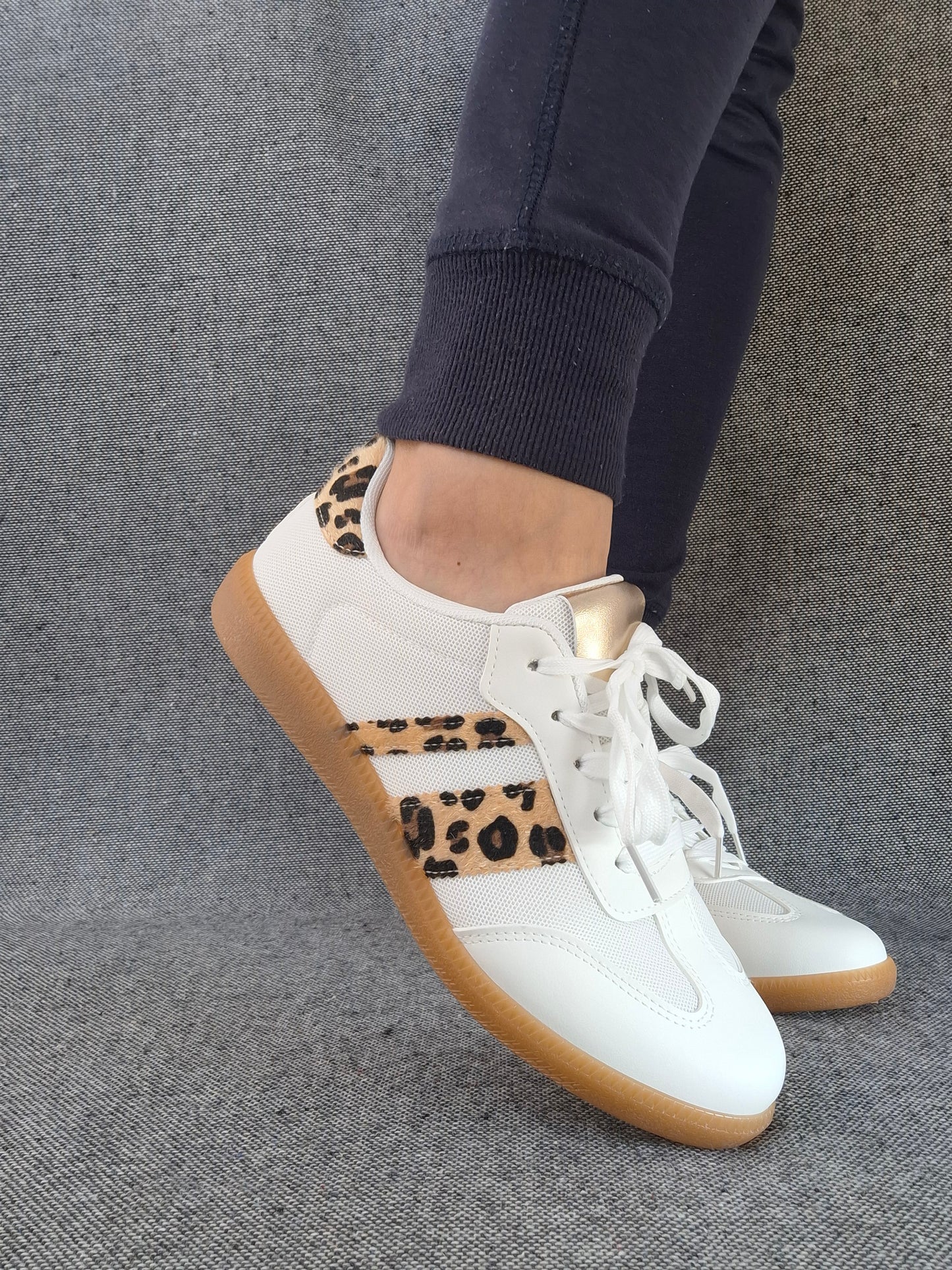 Chaussures baskets plates blanches à motif léopard style sneakers