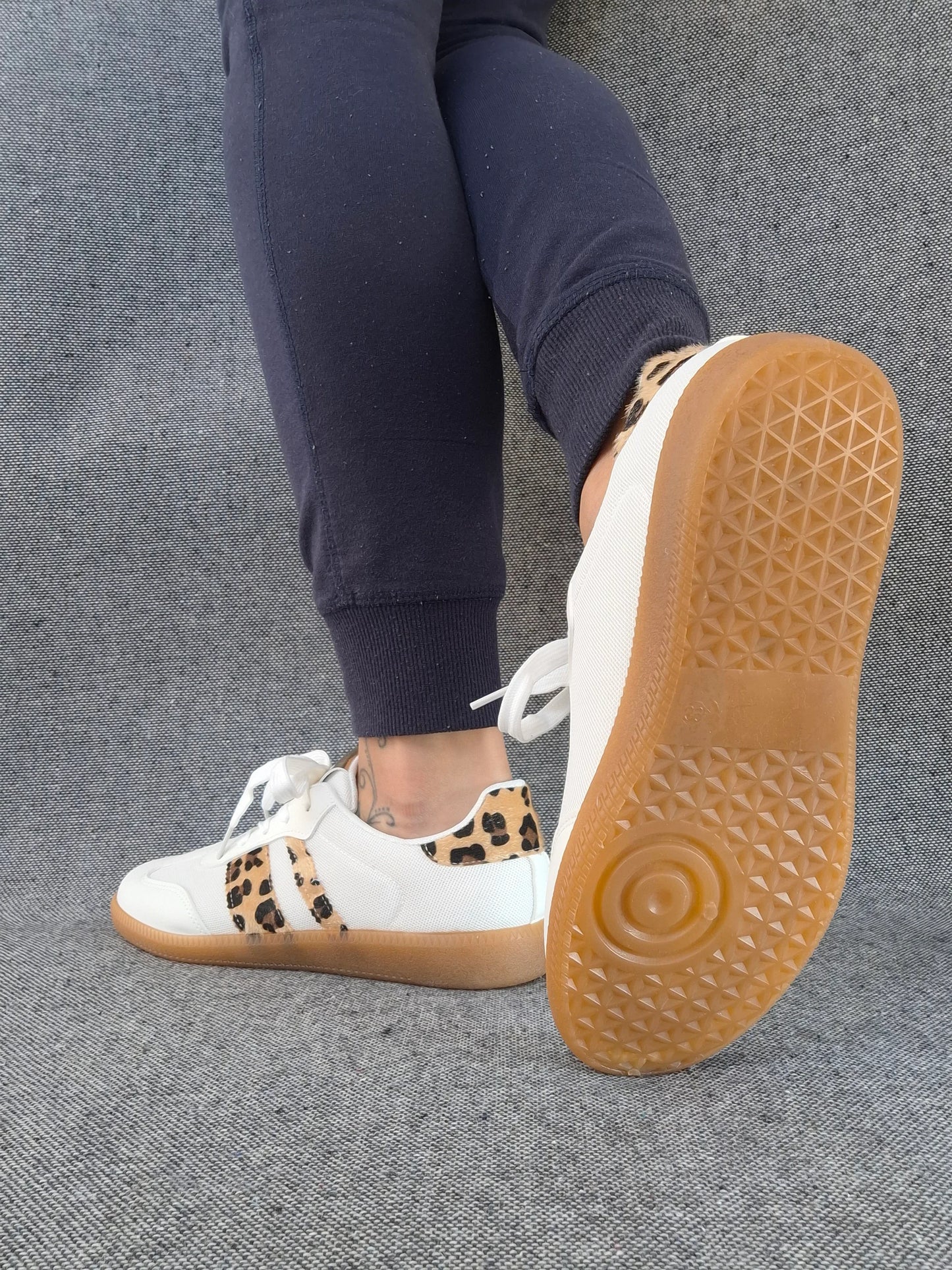 Chaussures baskets plates blanches à motif léopard style sneakers