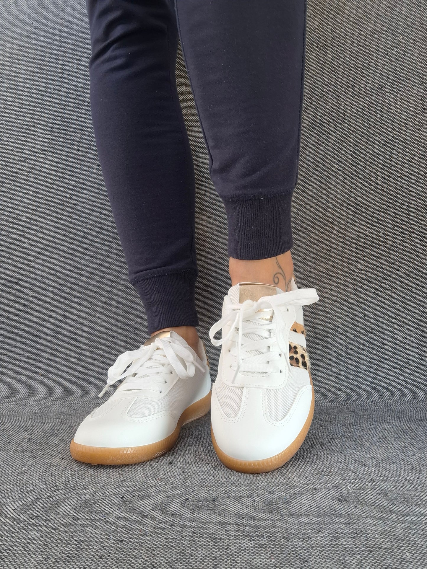 Chaussures baskets plates blanches à motif léopard style sneakers