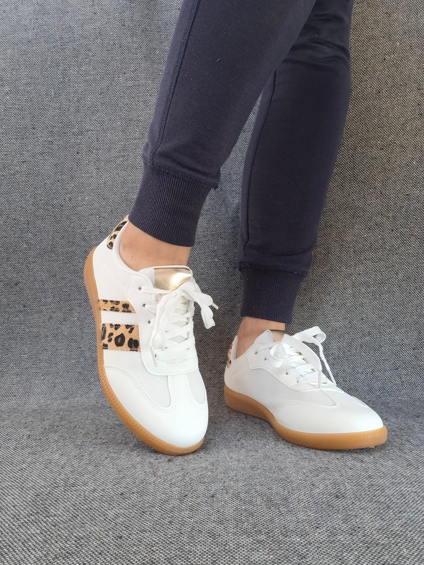 Chaussures baskets plates blanches à motif léopard style sneakers