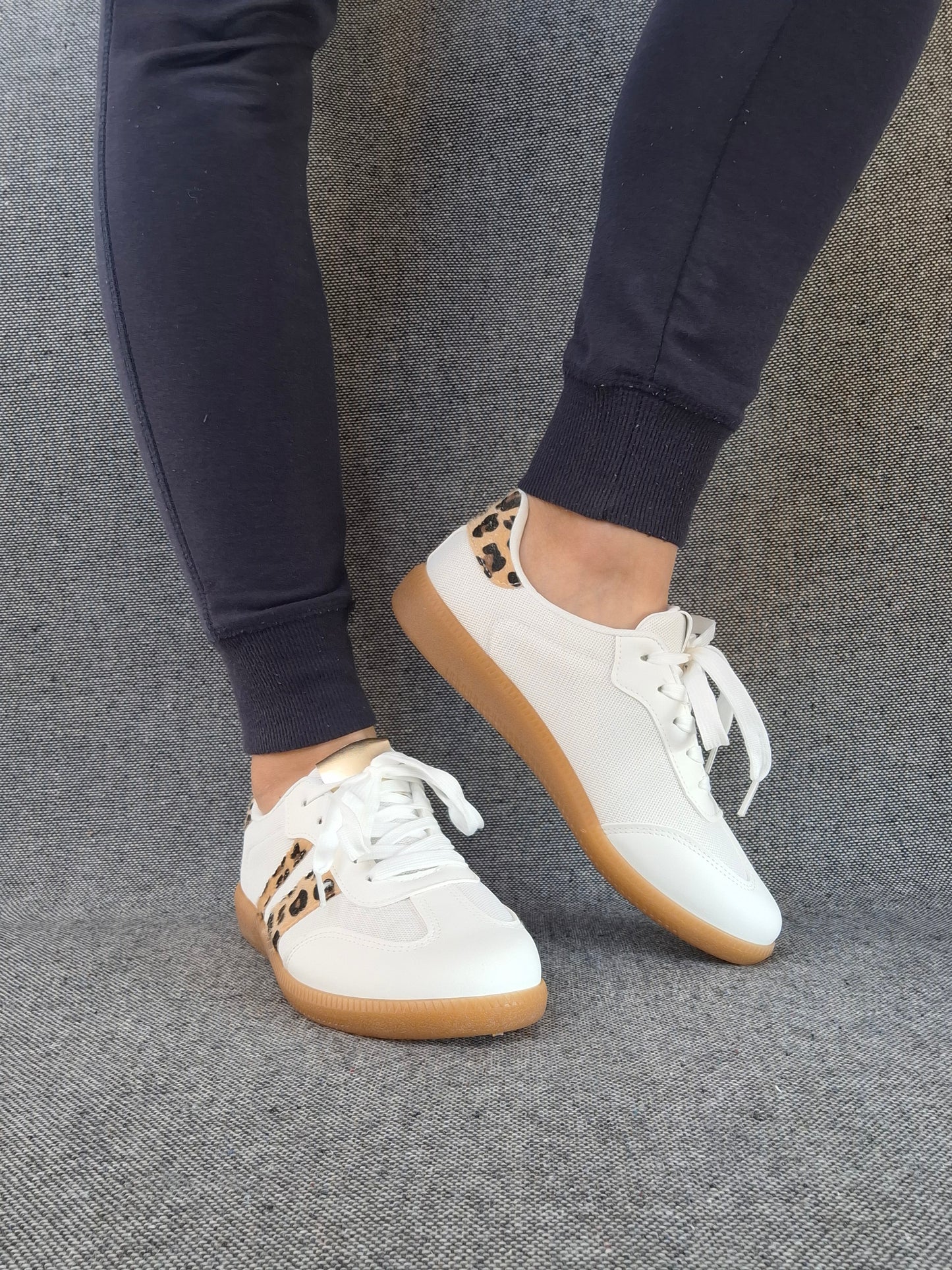 Chaussures baskets plates blanches à motif léopard style sneakers