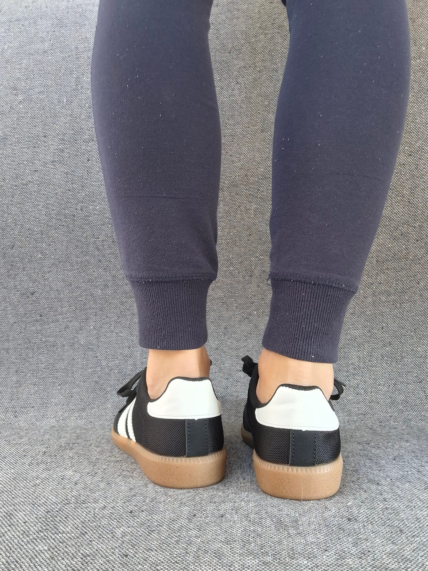 Chaussures baskets plates noires avec bandes blanches style sneakers