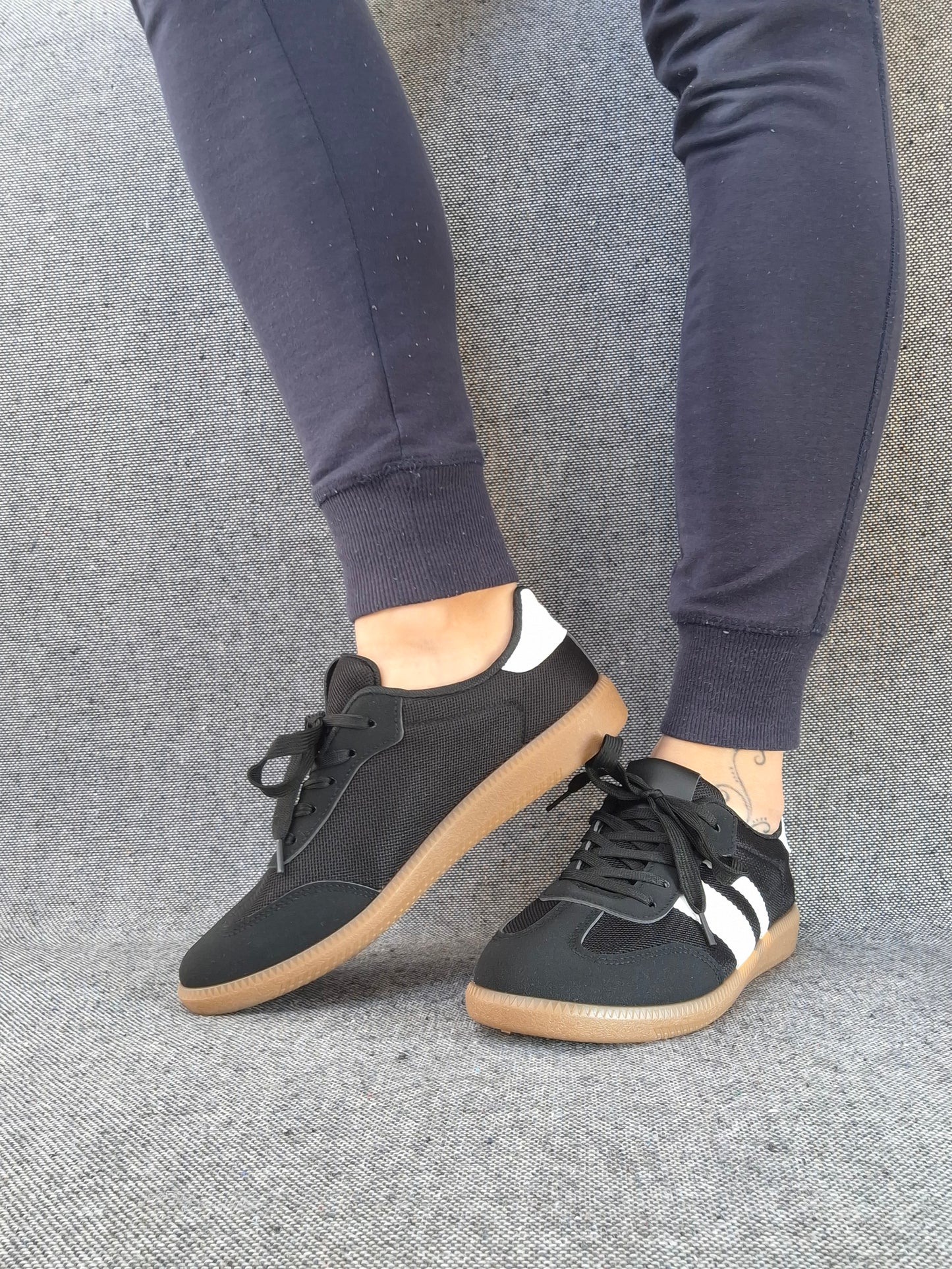 Chaussures baskets plates noires avec bandes blanches style sneakers