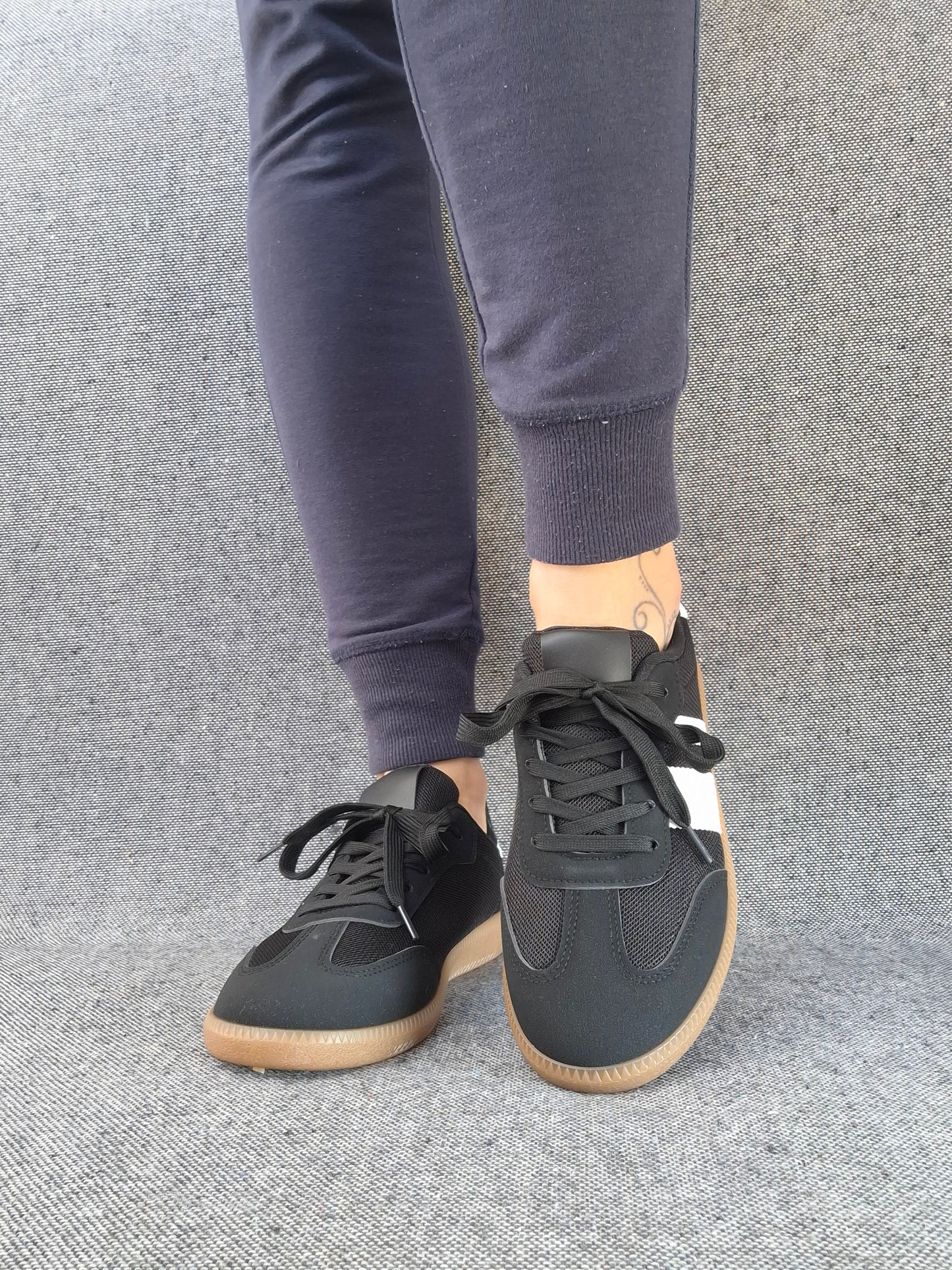 Chaussures baskets plates noires avec bandes blanches style sneakers