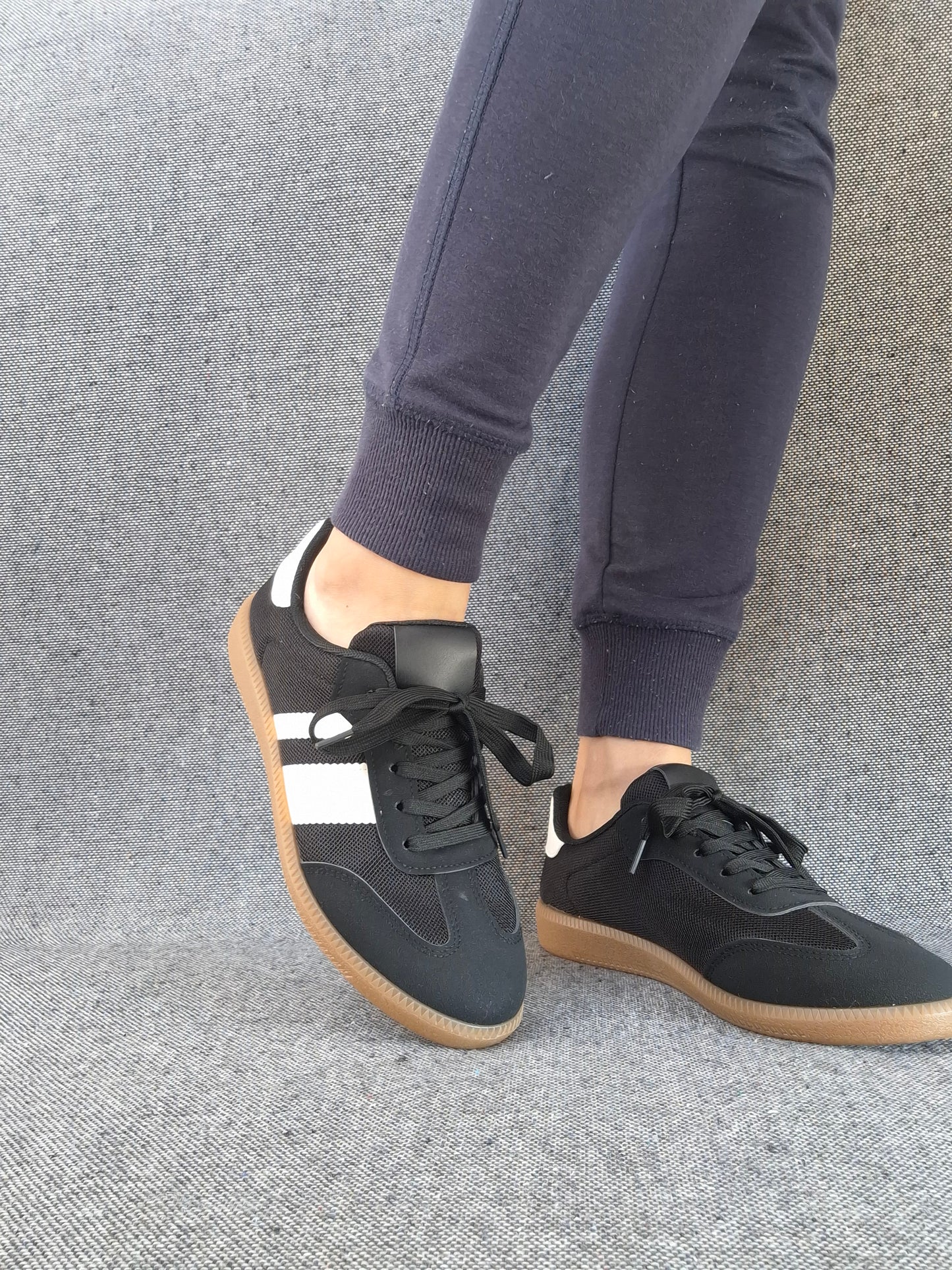Chaussures baskets plates noires avec bandes blanches style sneakers