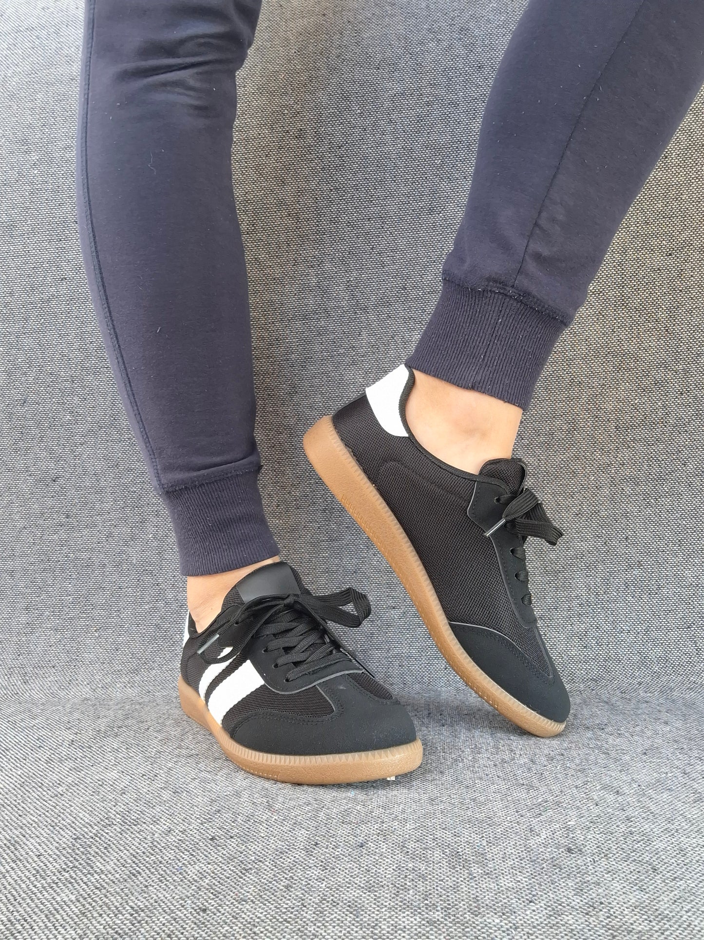 Chaussures baskets plates noires avec bandes blanches style sneakers