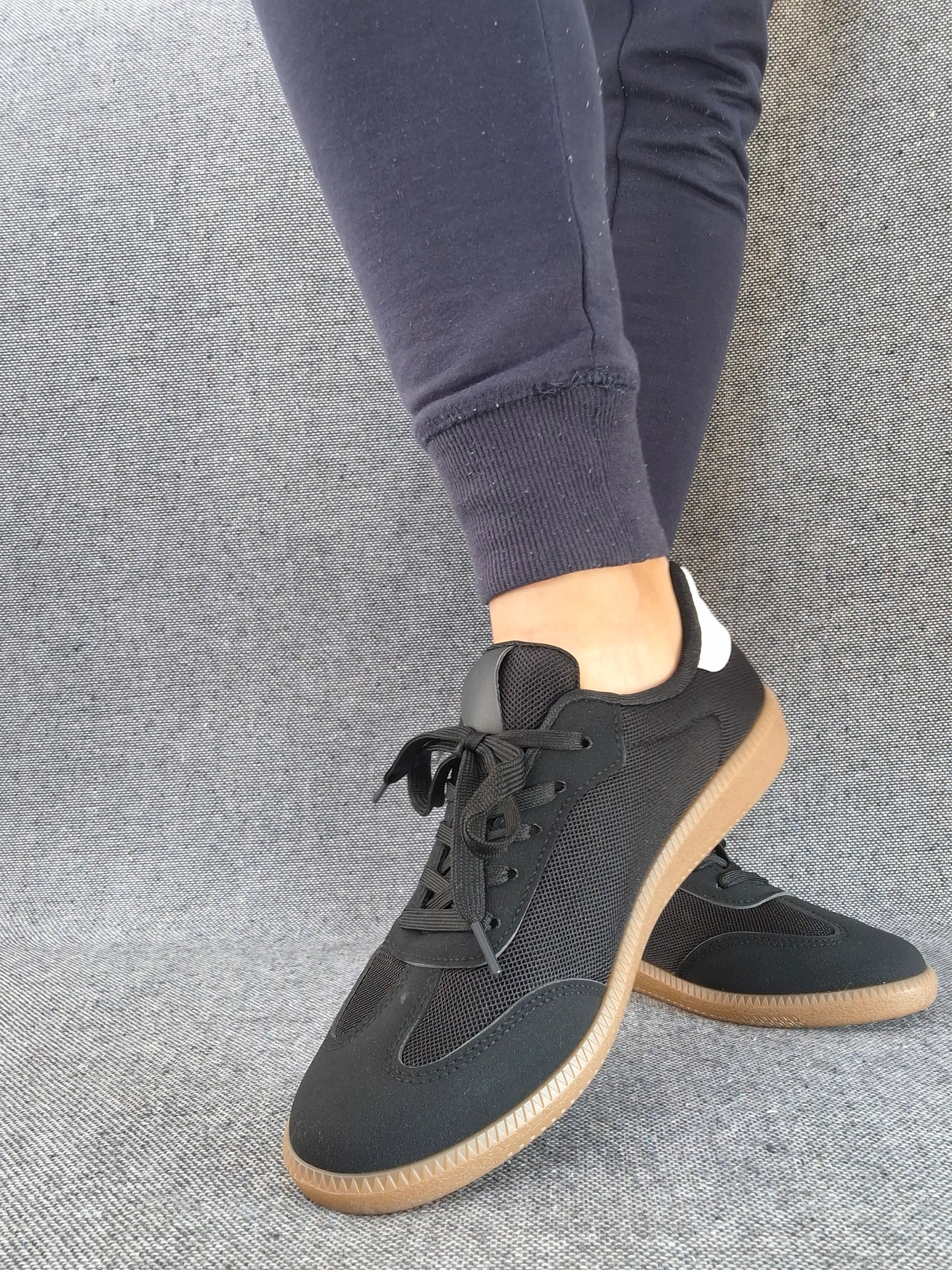 Chaussures baskets plates noires avec bandes blanches style sneakers