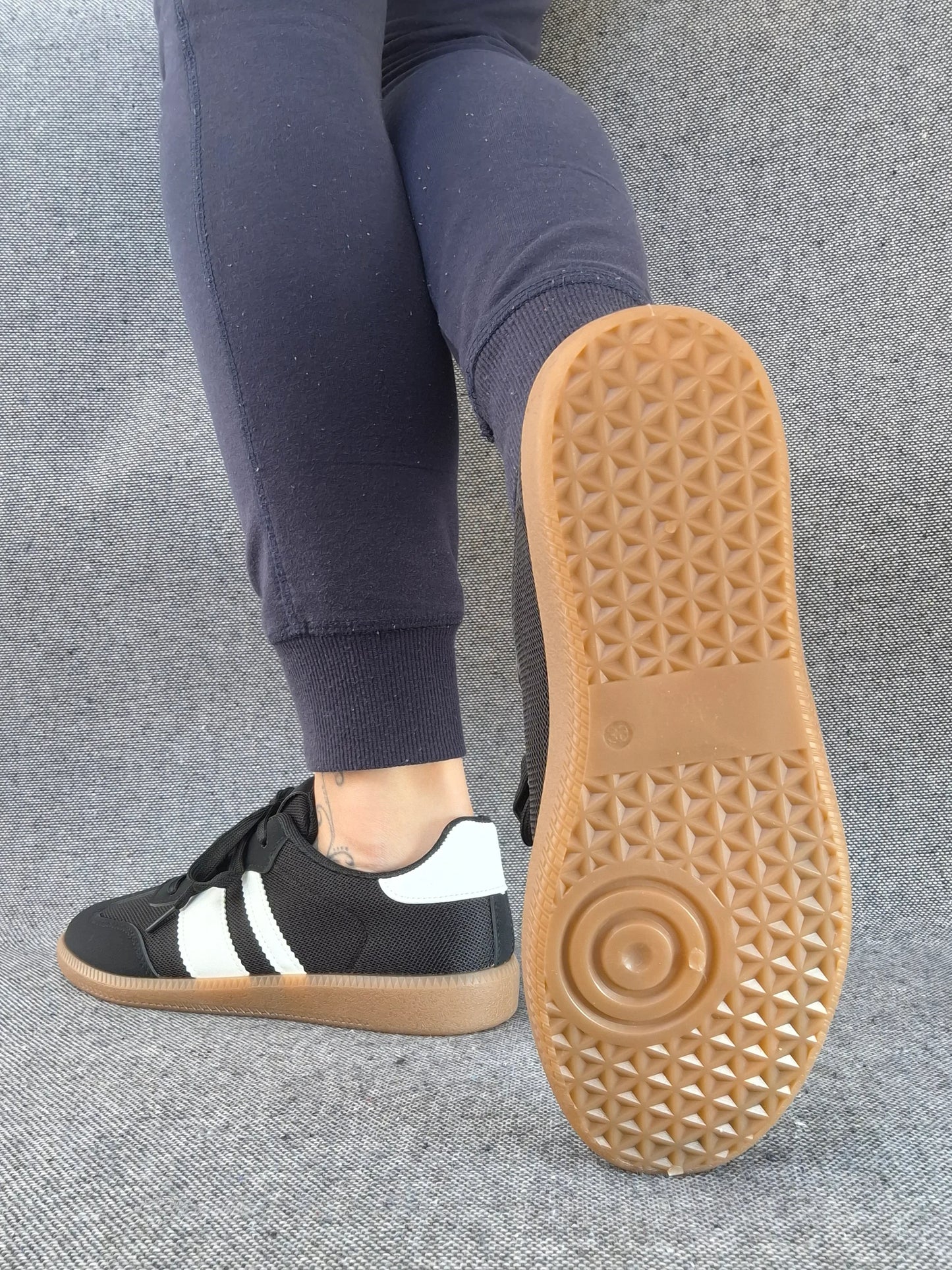 Chaussures baskets plates noires avec bandes blanches style sneakers