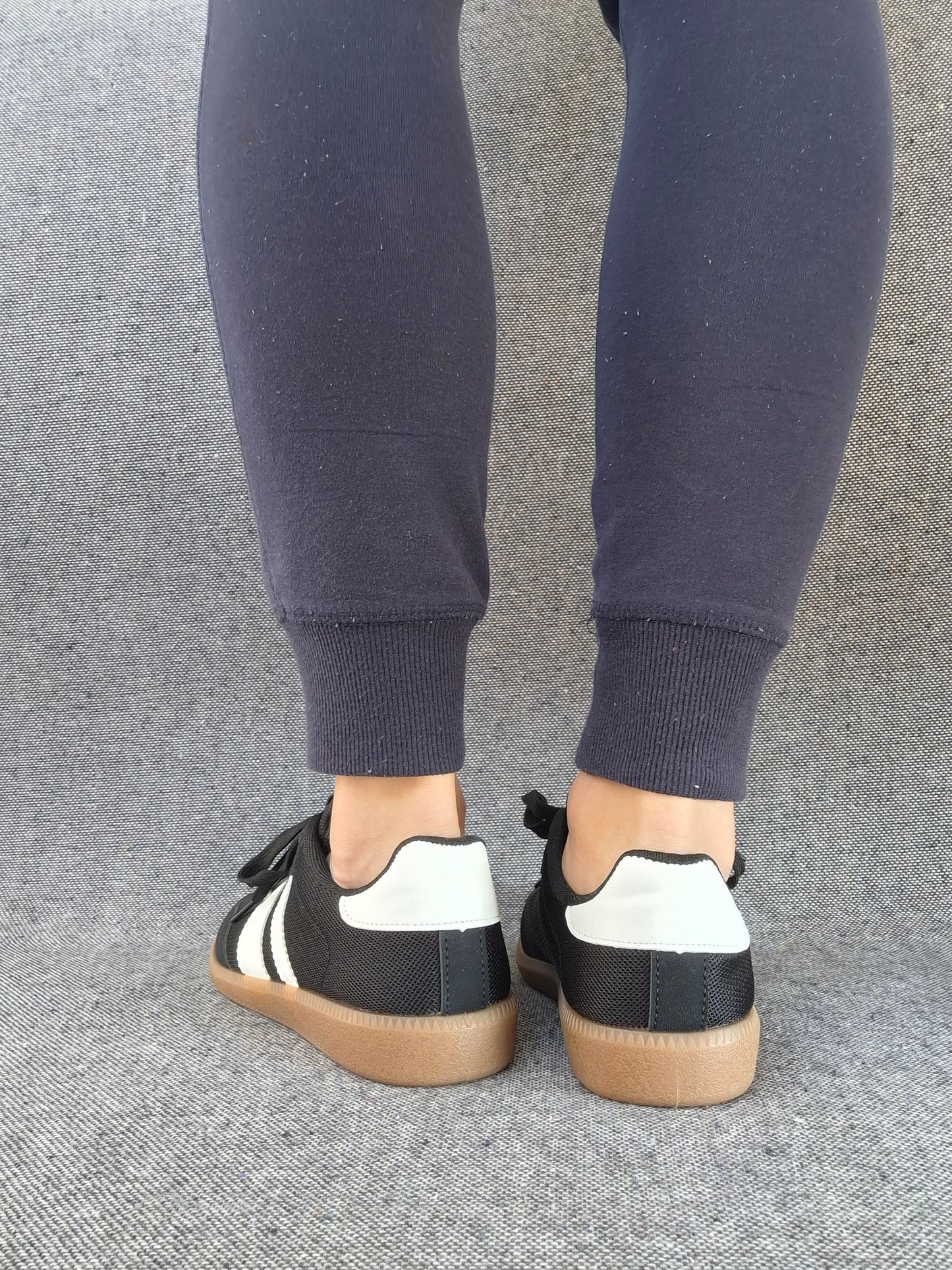 Chaussures baskets plates noires avec bandes blanches style sneakers