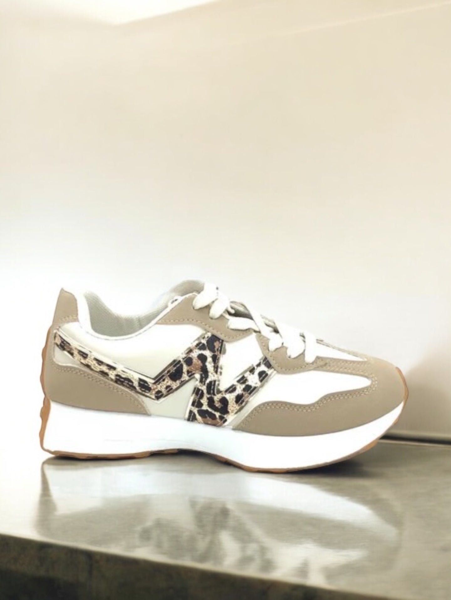 Chaussures baskets en tissu beige et blanc rehaussée par un motif léopard style sneakers