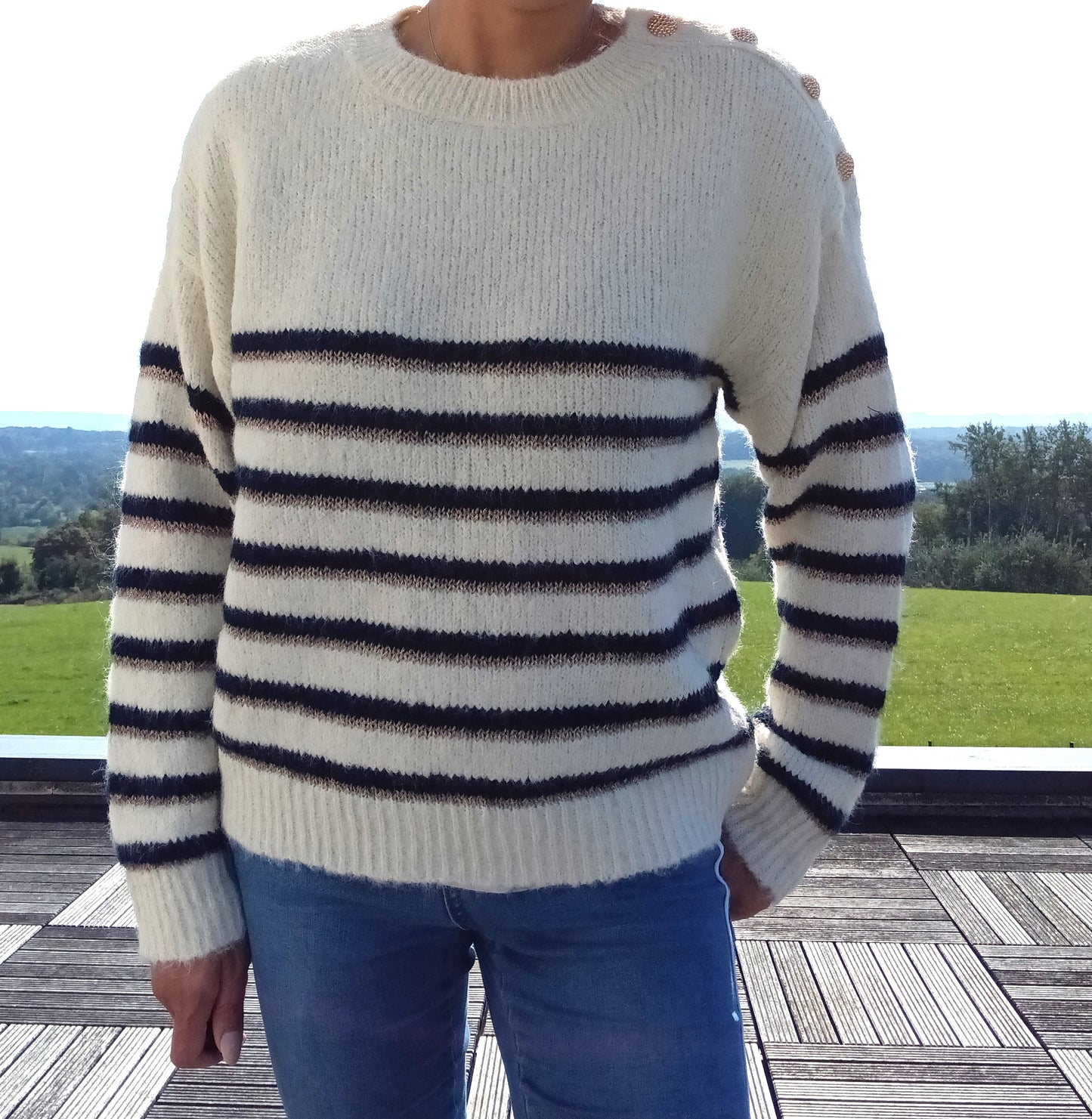 Pull fond blanc double rayures bleu marine et doré avec boutons dorés encolure