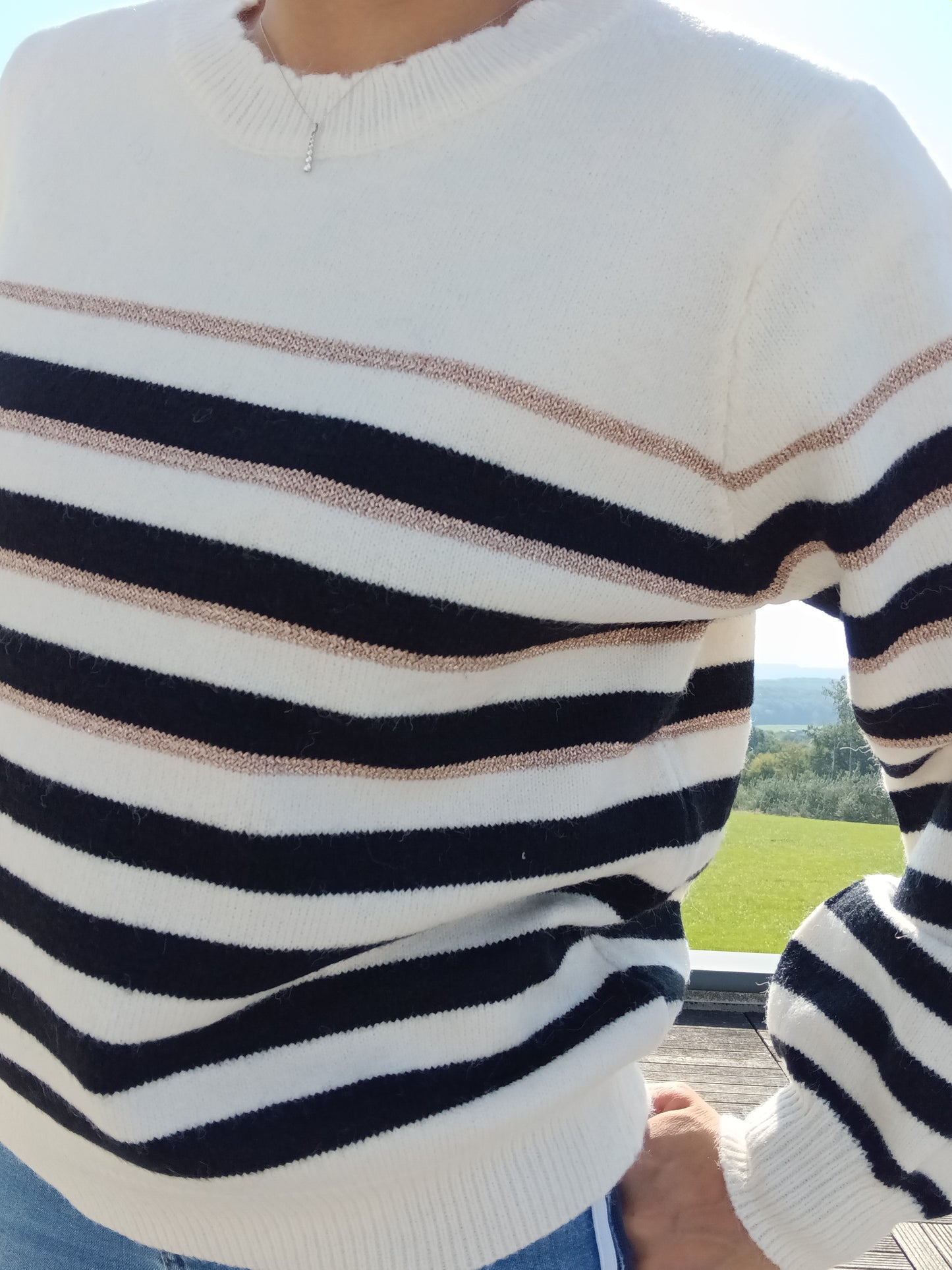 Pull fond blanc larges rayures noires avec fines rayures dorées