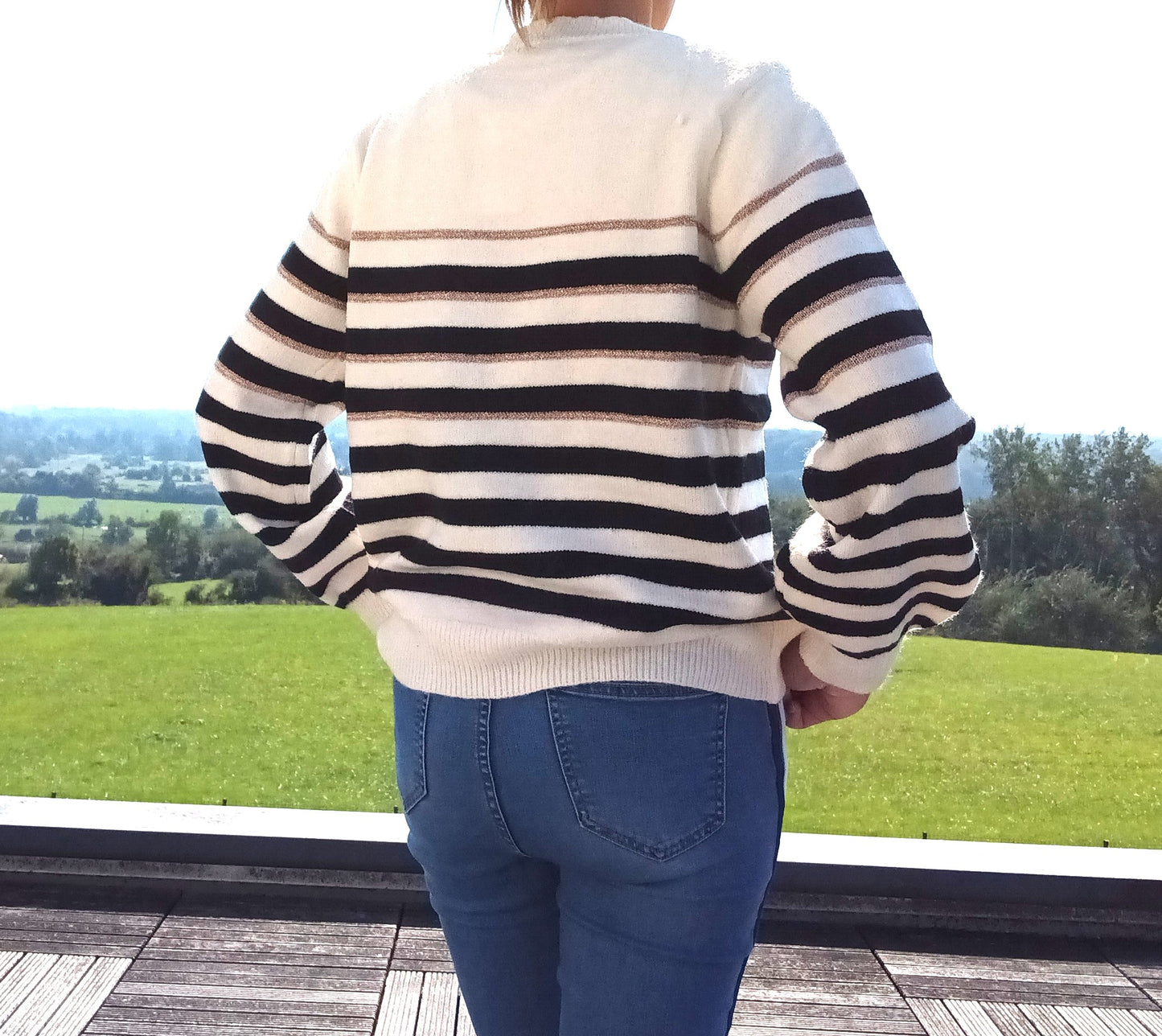 Pull fond blanc larges rayures noires avec fines rayures dorées