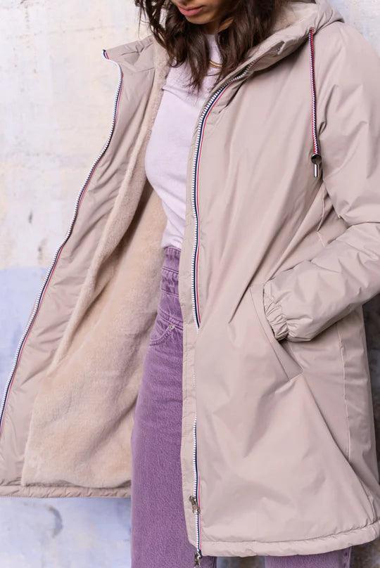 Laura Jo - Imperméable long doublé en fausse fourrure cordon tricolore couleur beige