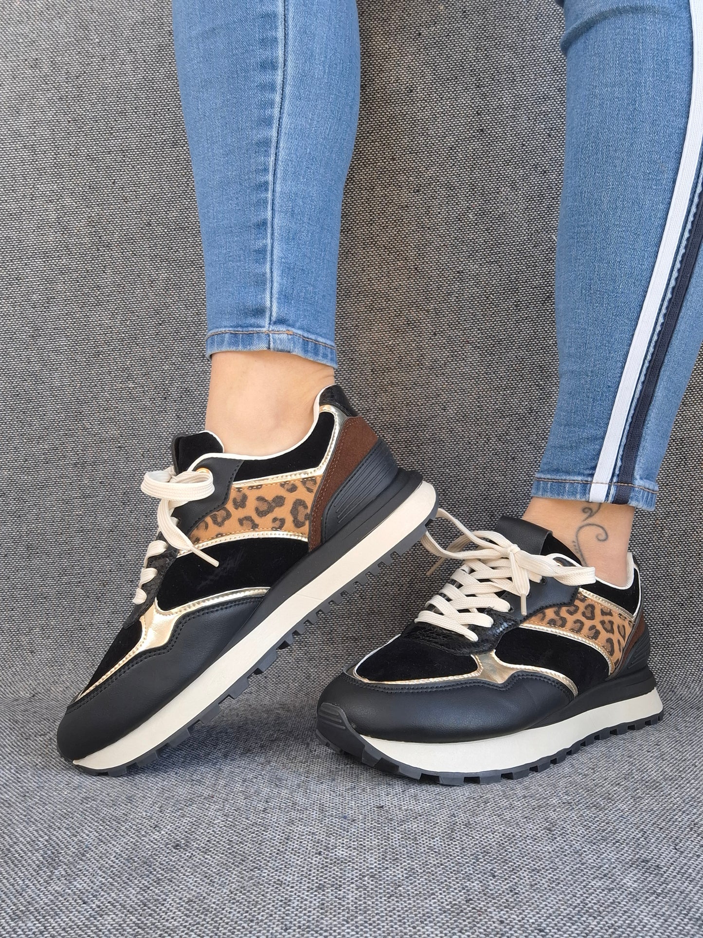 Chaussures baskets en tissu noir avec un motif léopard style sneakers
