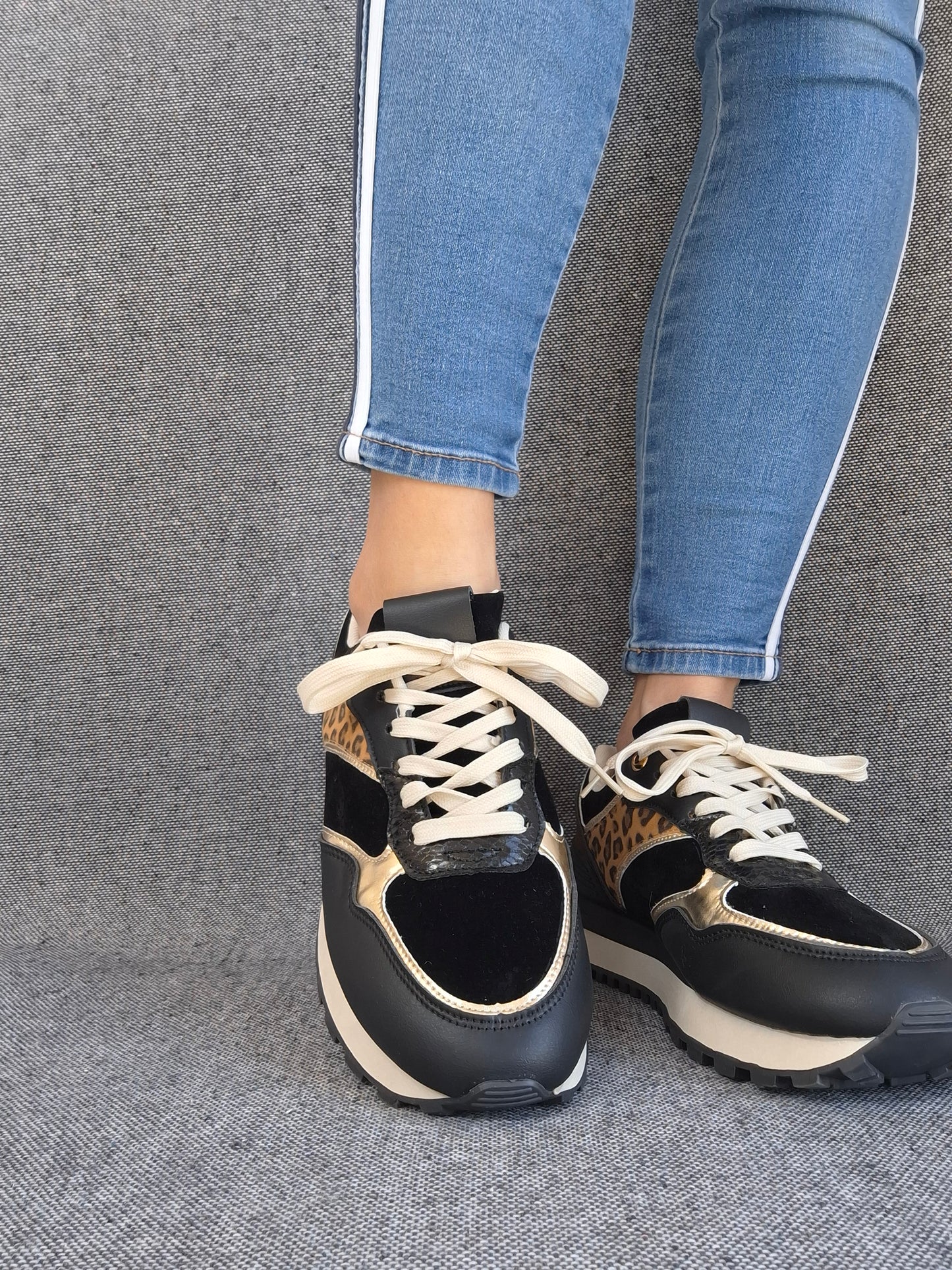 Chaussures baskets en tissu noir avec un motif léopard style sneakers