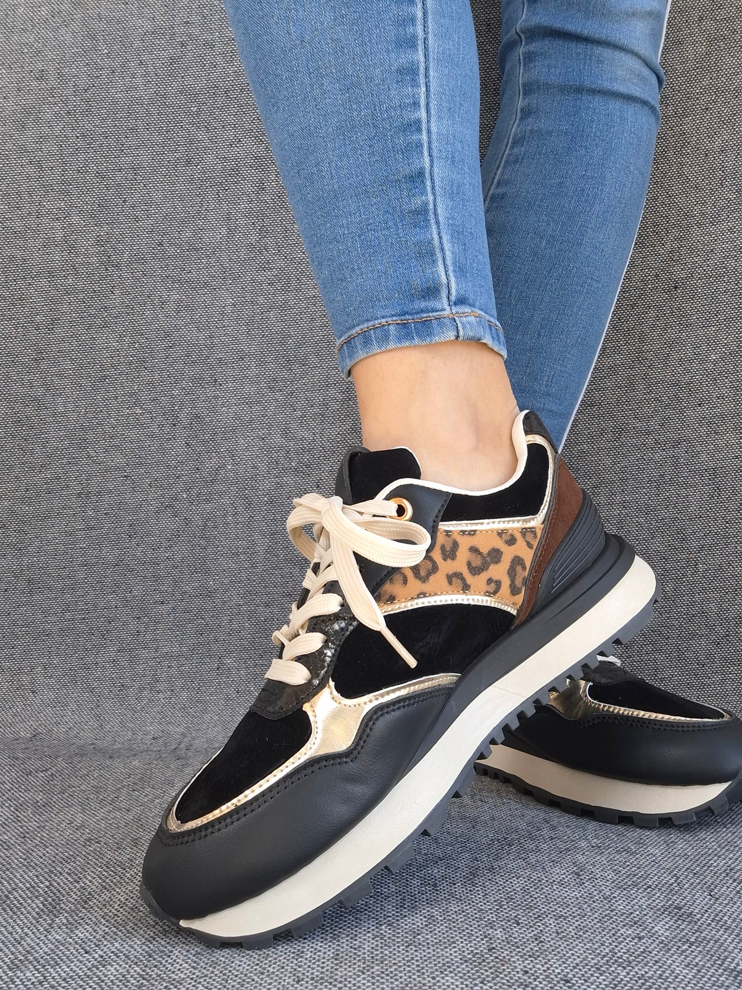 Chaussures baskets en tissu noir avec un motif léopard style sneakers