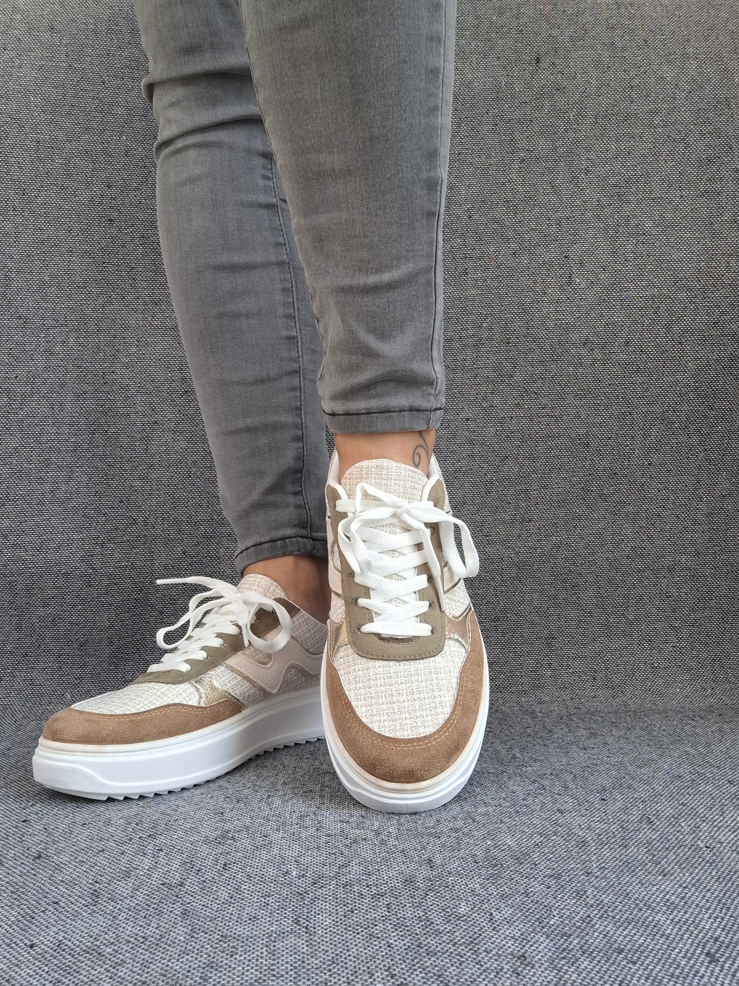 Chaussures baskets en toile beige avec du marron clair style sneakers
