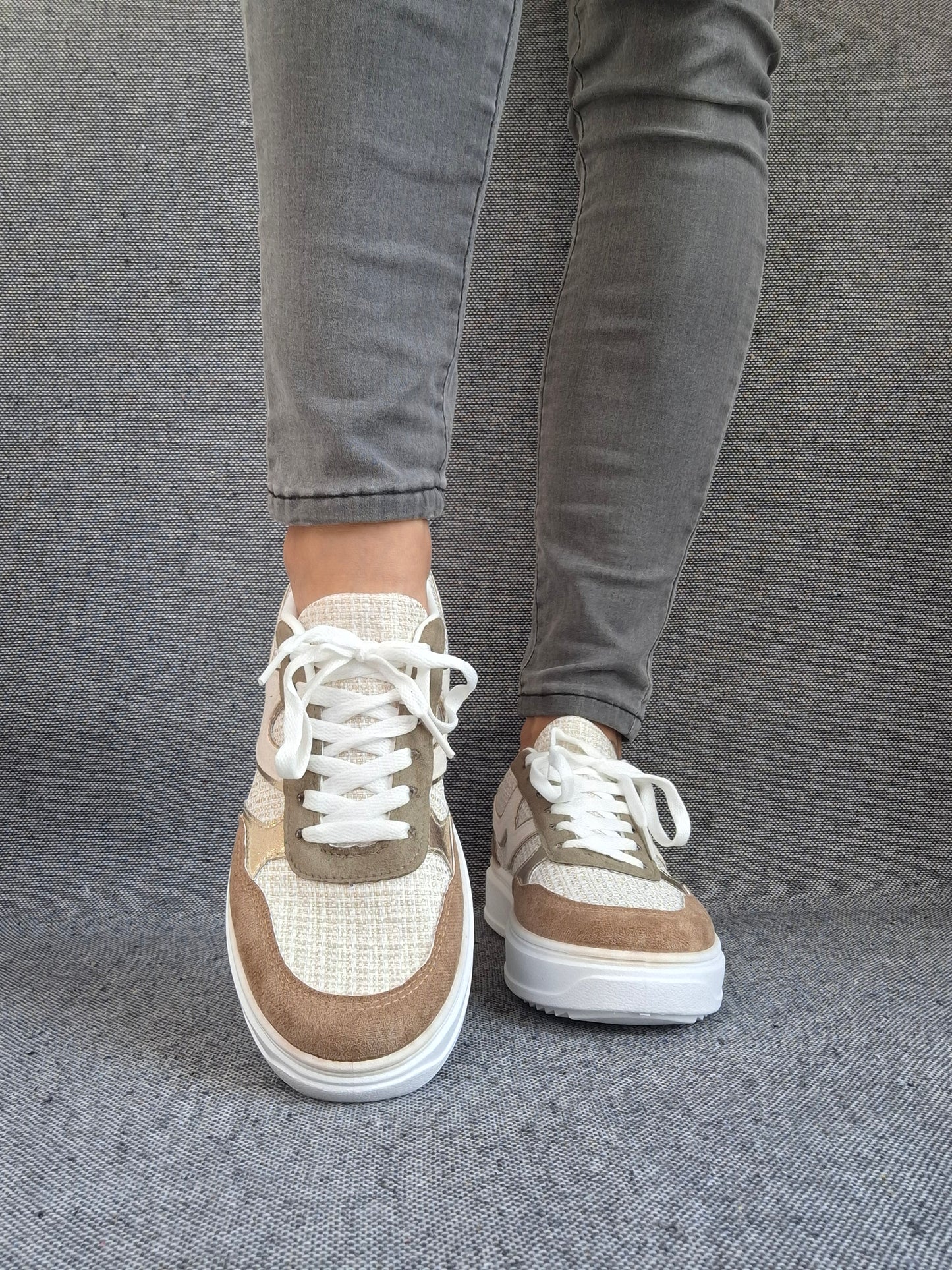 Chaussures baskets en toile beige avec du marron clair style sneakers