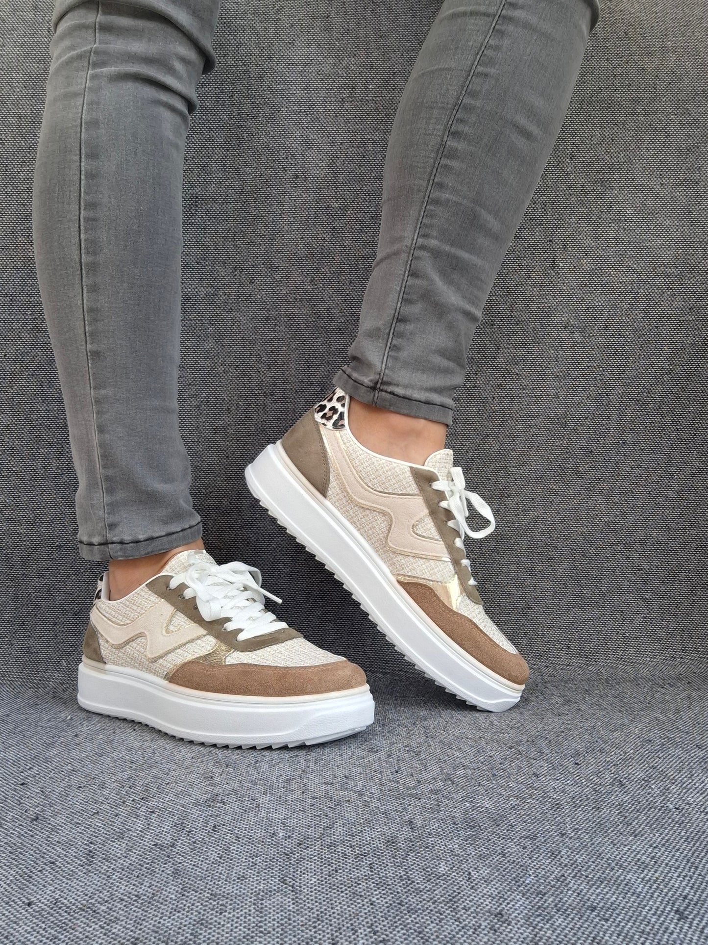 Chaussures baskets en toile beige avec du marron clair style sneakers