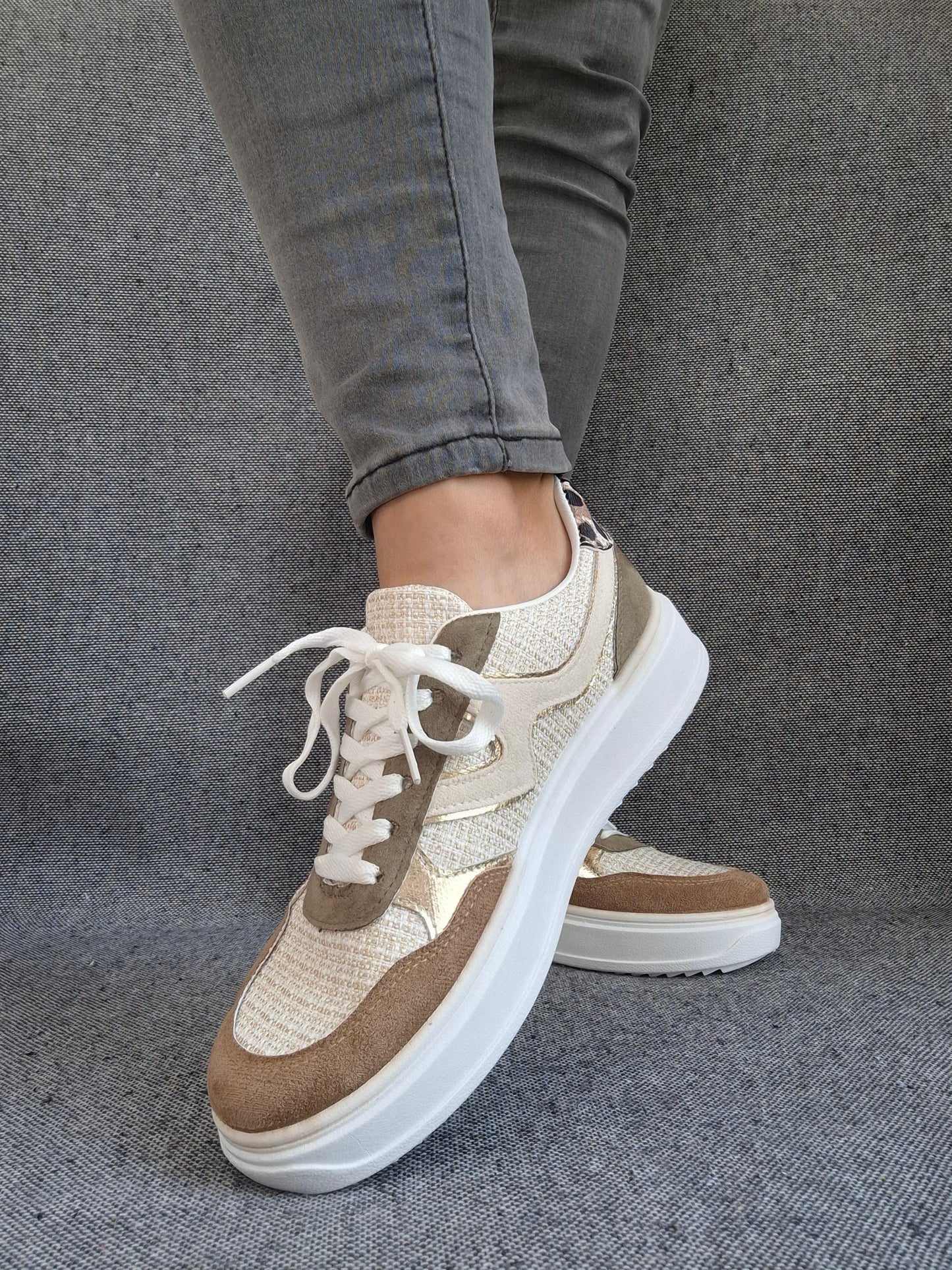 Chaussures baskets en toile beige avec du marron clair style sneakers