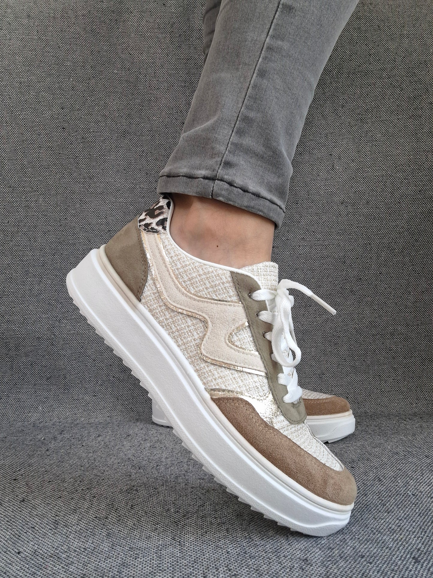 Chaussures baskets en toile beige avec du marron clair style sneakers