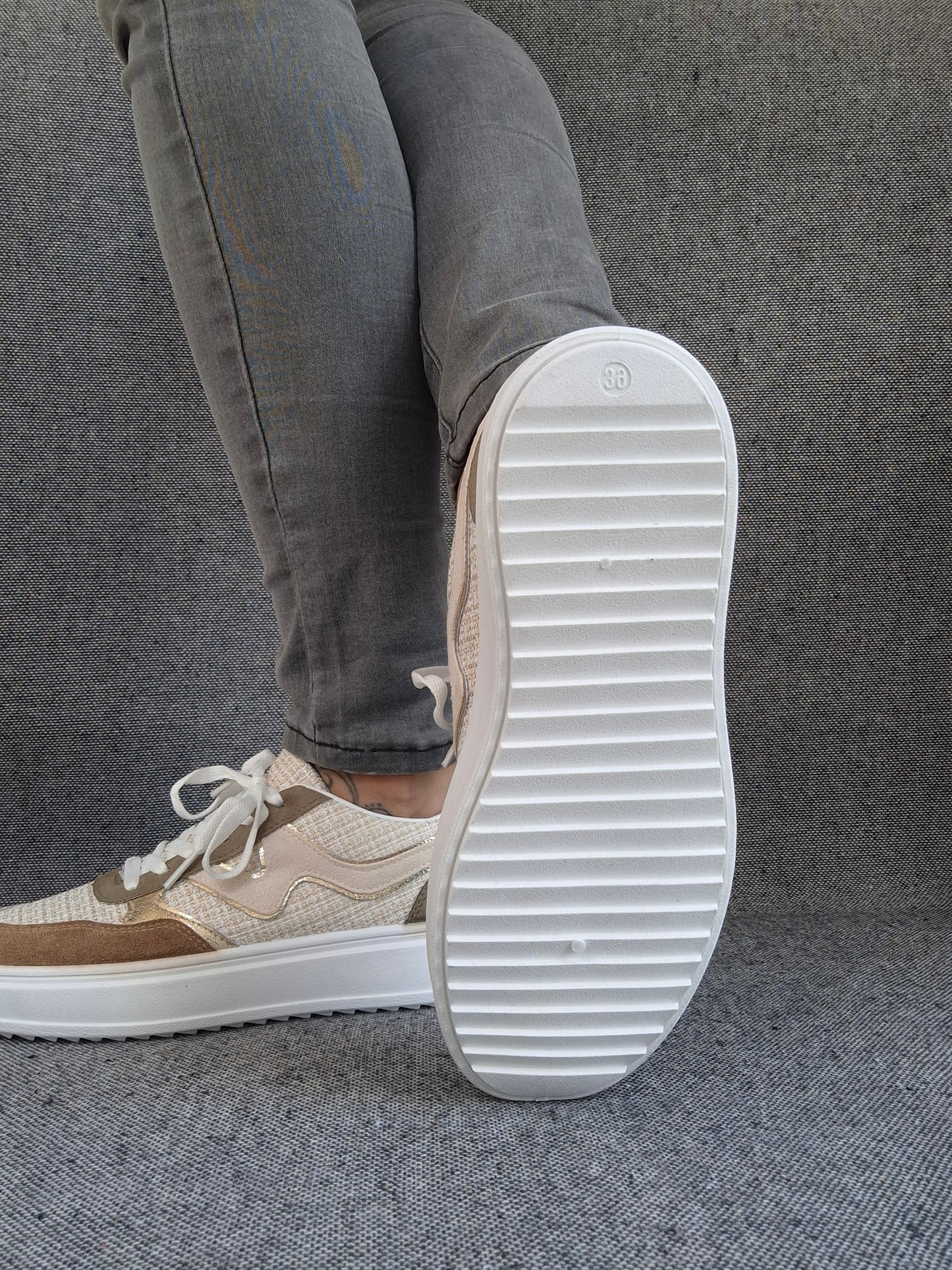 Chaussures baskets en toile beige avec du marron clair style sneakers