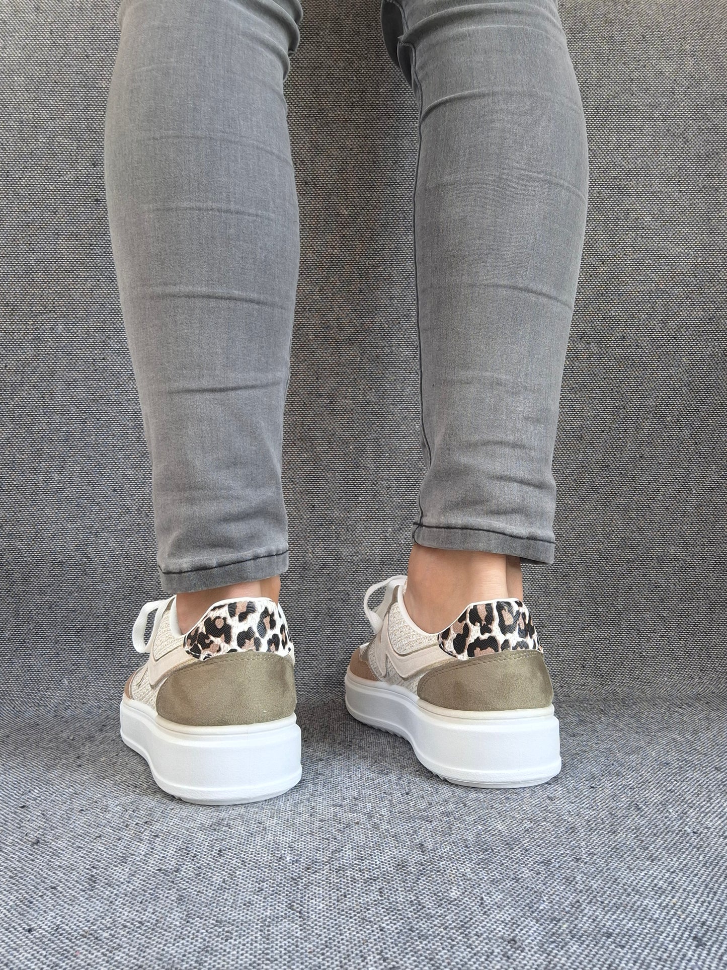 Chaussures baskets en toile beige avec du marron clair style sneakers