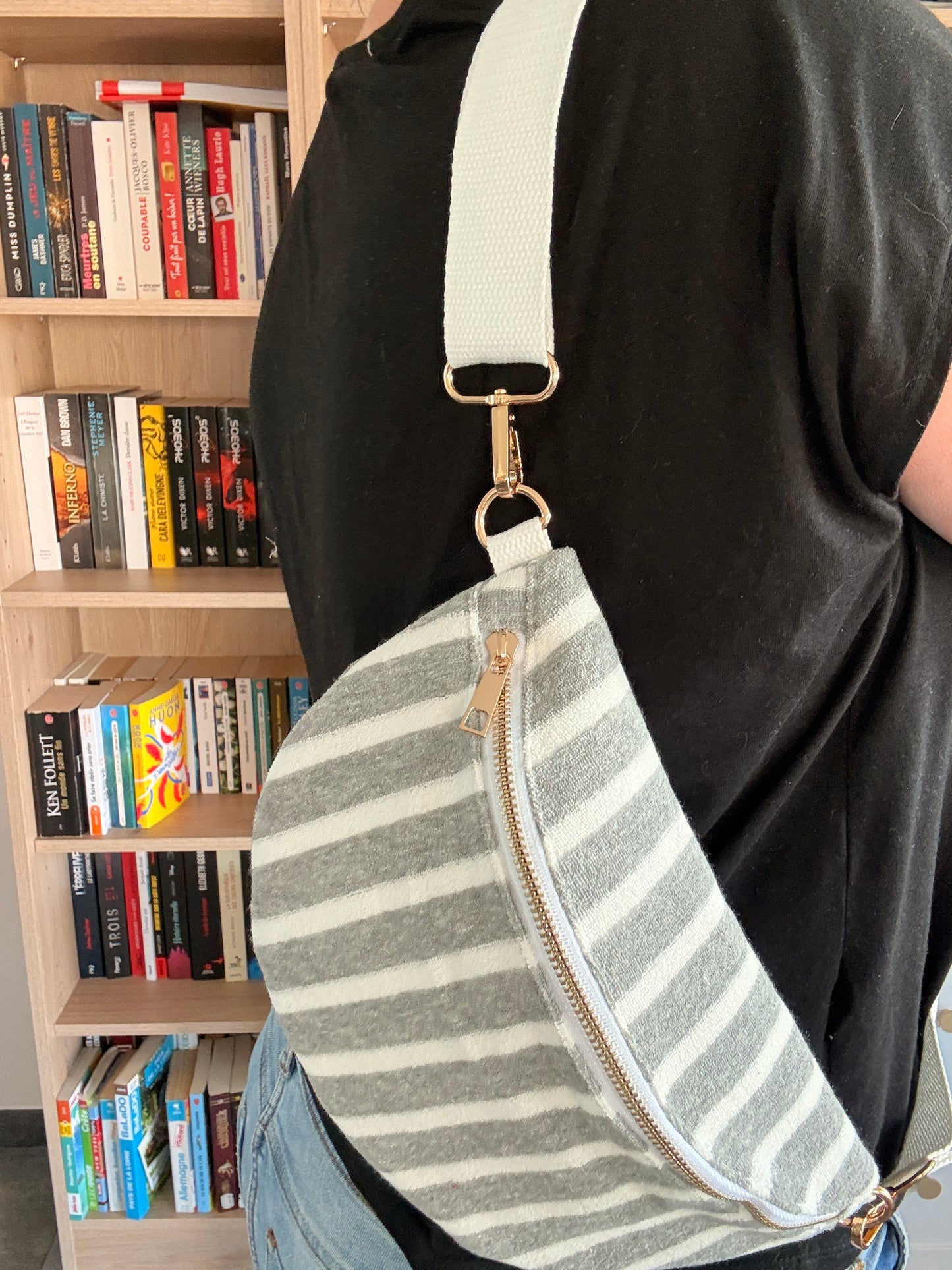 Sac banane femme tissu rayé gris blanc – accessoire mode intemporel