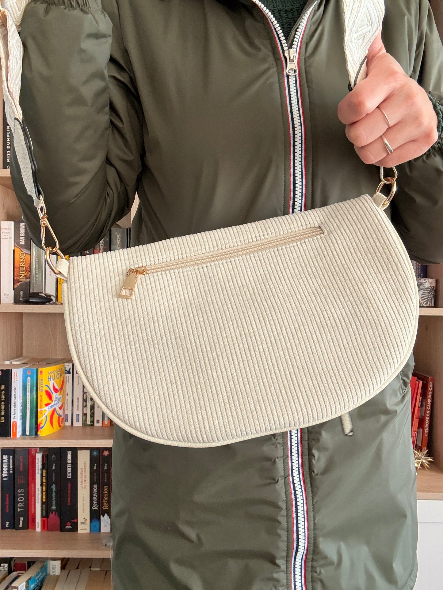 Sac banane velours beige femme lifestyle printemps
