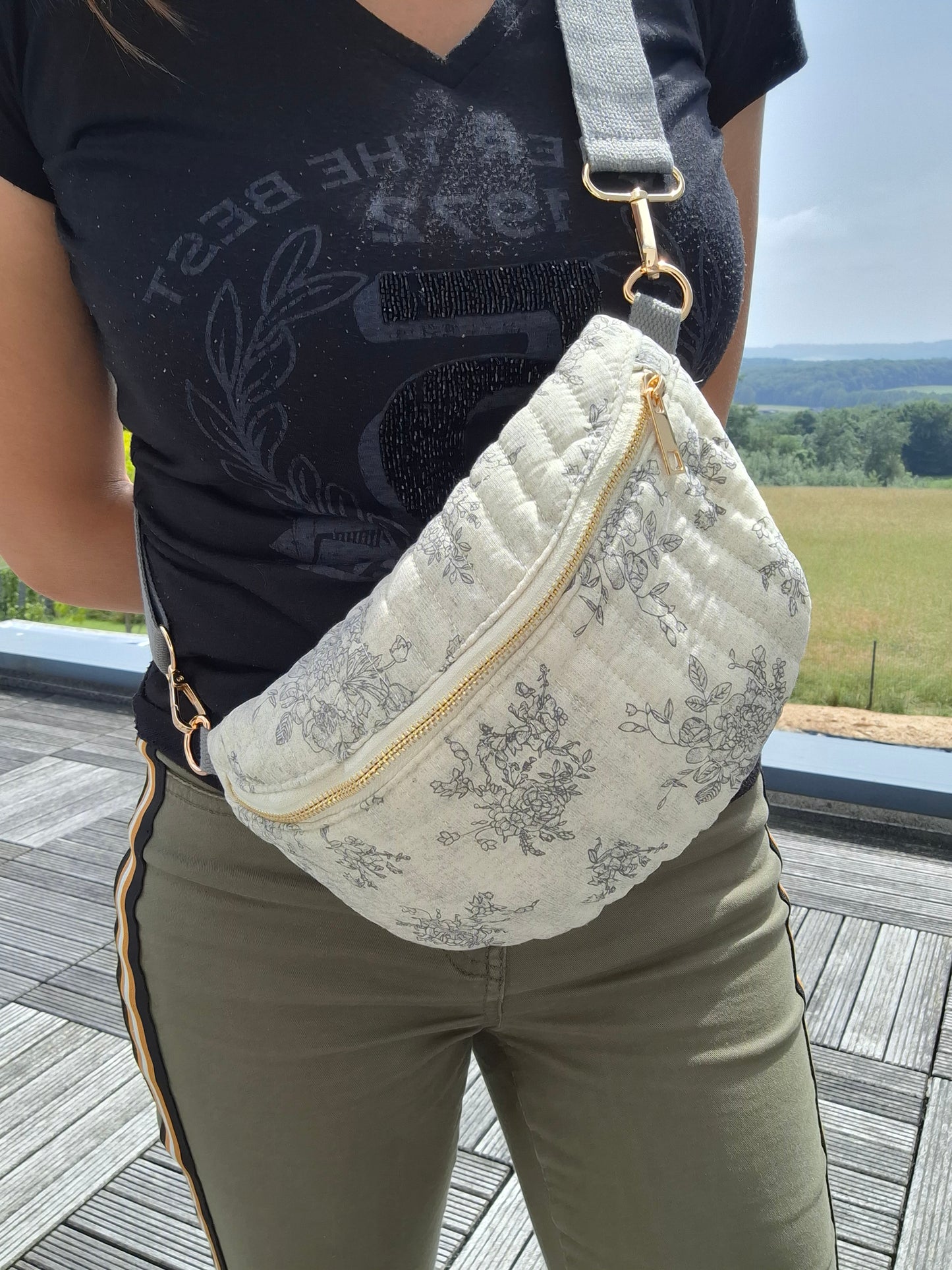 Sac banane en coton matelassé liberty blanc motif floral gris