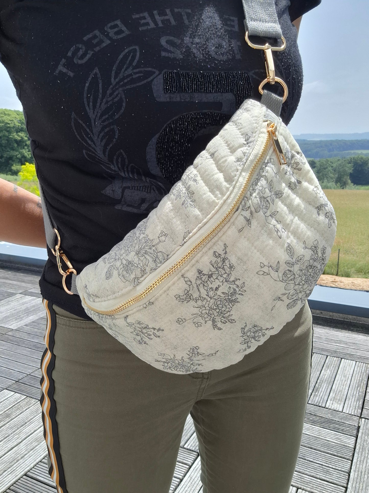 Sac banane en coton matelassé liberty blanc motif floral gris